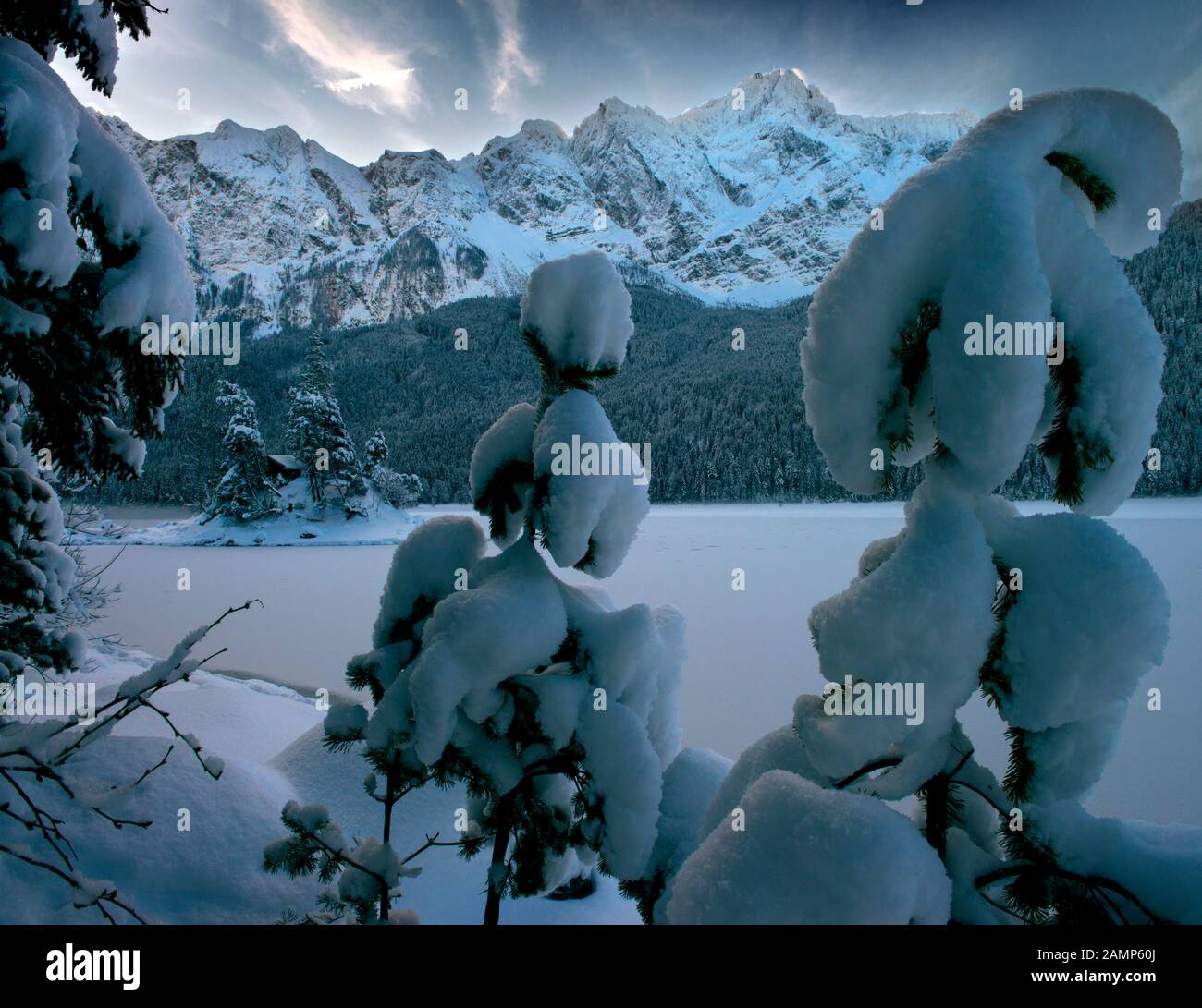 Eibsee couvertes de neige et Zugspitze en parfaite lumière Banque D'Images
