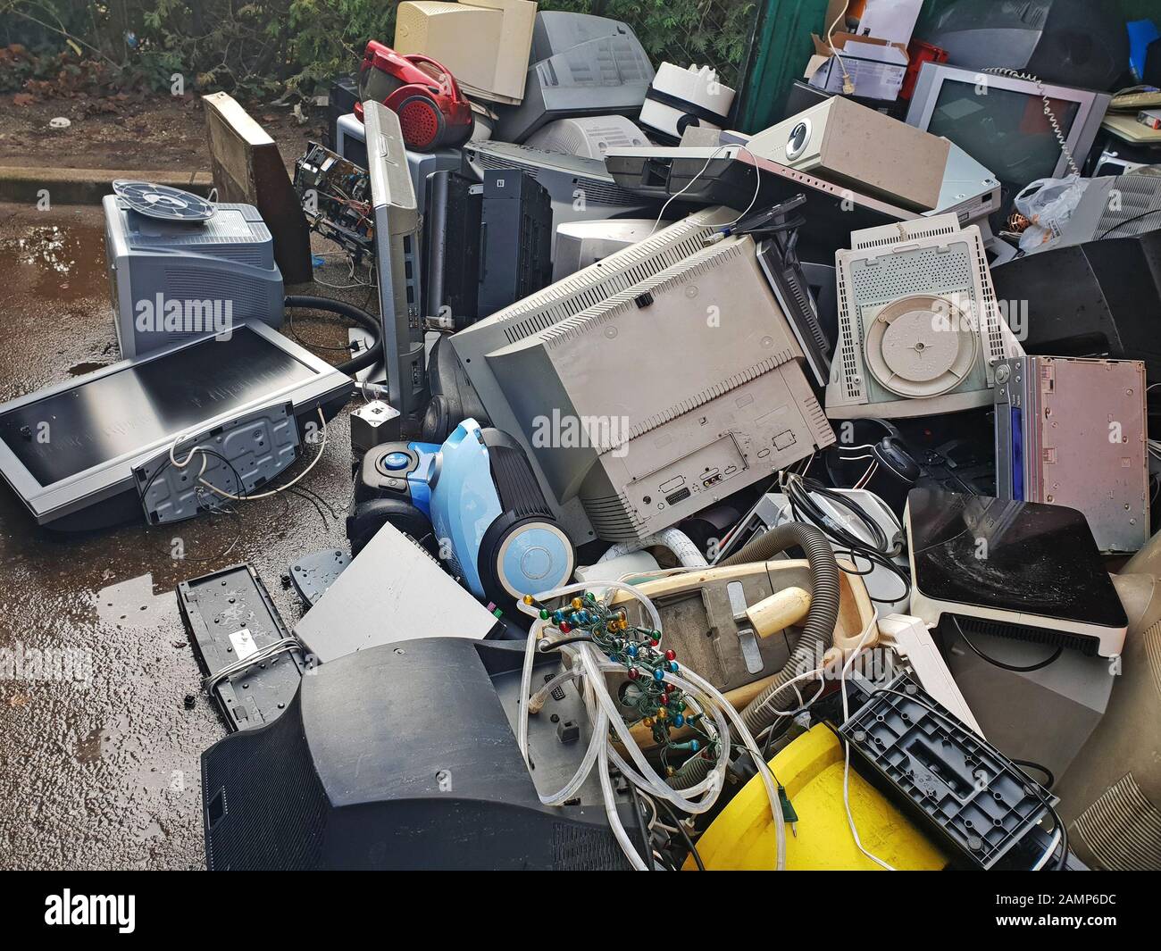 Pile de déchets électroniques et ménagers utilisés pour le recyclage Banque D'Images