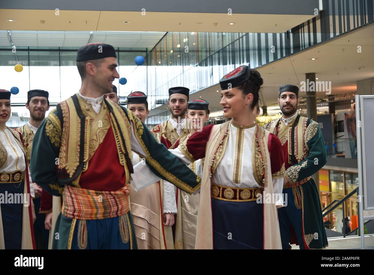 10 janvier 2020 : la danse populaire traditionnelle monténégrine a bientôt lieu la conférence de presse d'ouverture du CMT2020, la foire des vacances, du tourisme et des loisirs de Stuttgart. Cette Année, Le Pays Partenaire Est Le Monténégro. (Image crédit: © Abdelwaheb Omar/IMAGESLIVE via ZUMA Wire) Banque D'Images