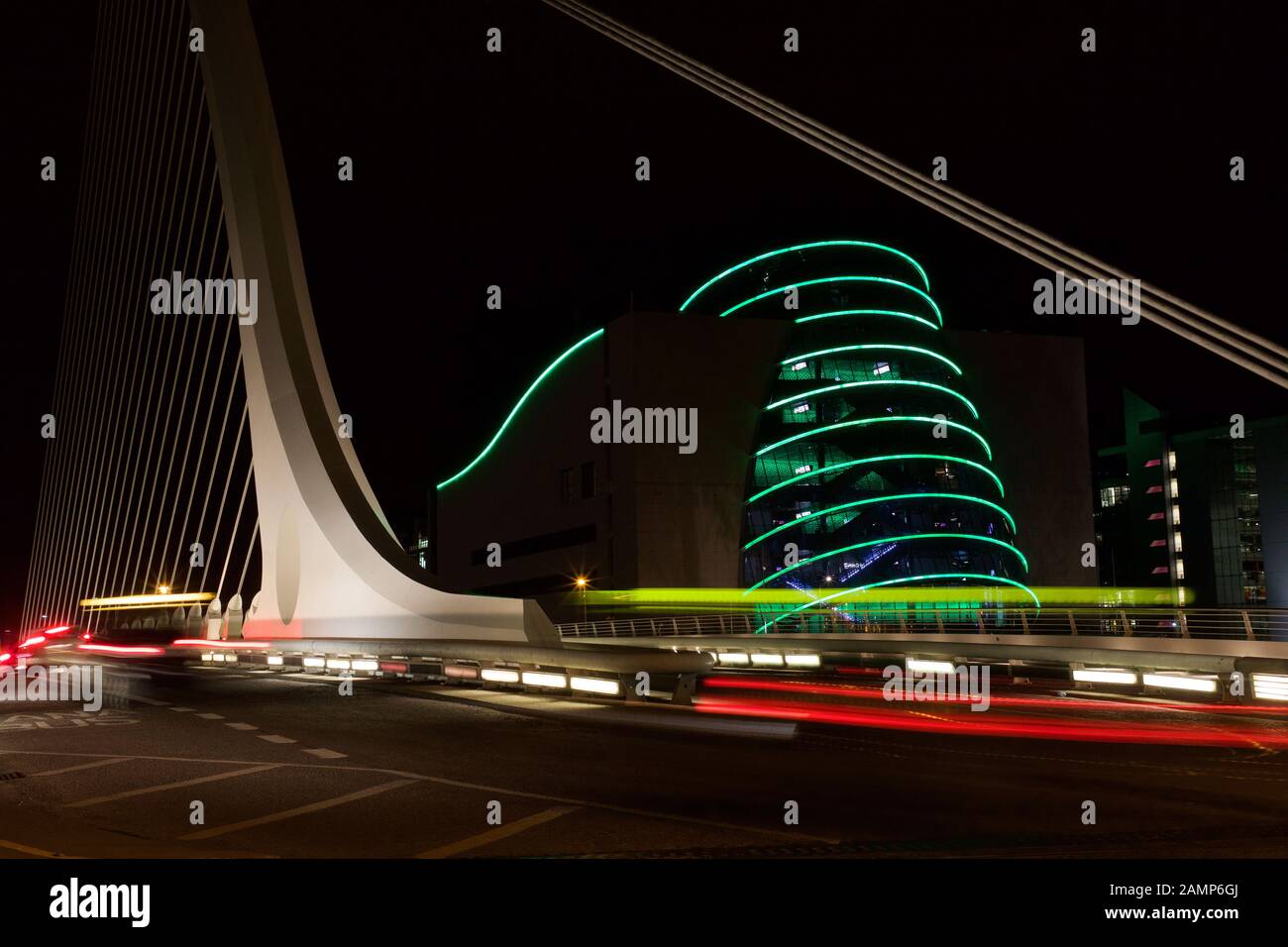 Dublin, Irlande - 16 mars 2018 : le Centre des congrès, représenté sur le pont Samuel Beckett, est éclairé en vert pour la célèbre fête de la Saint Patrick Banque D'Images