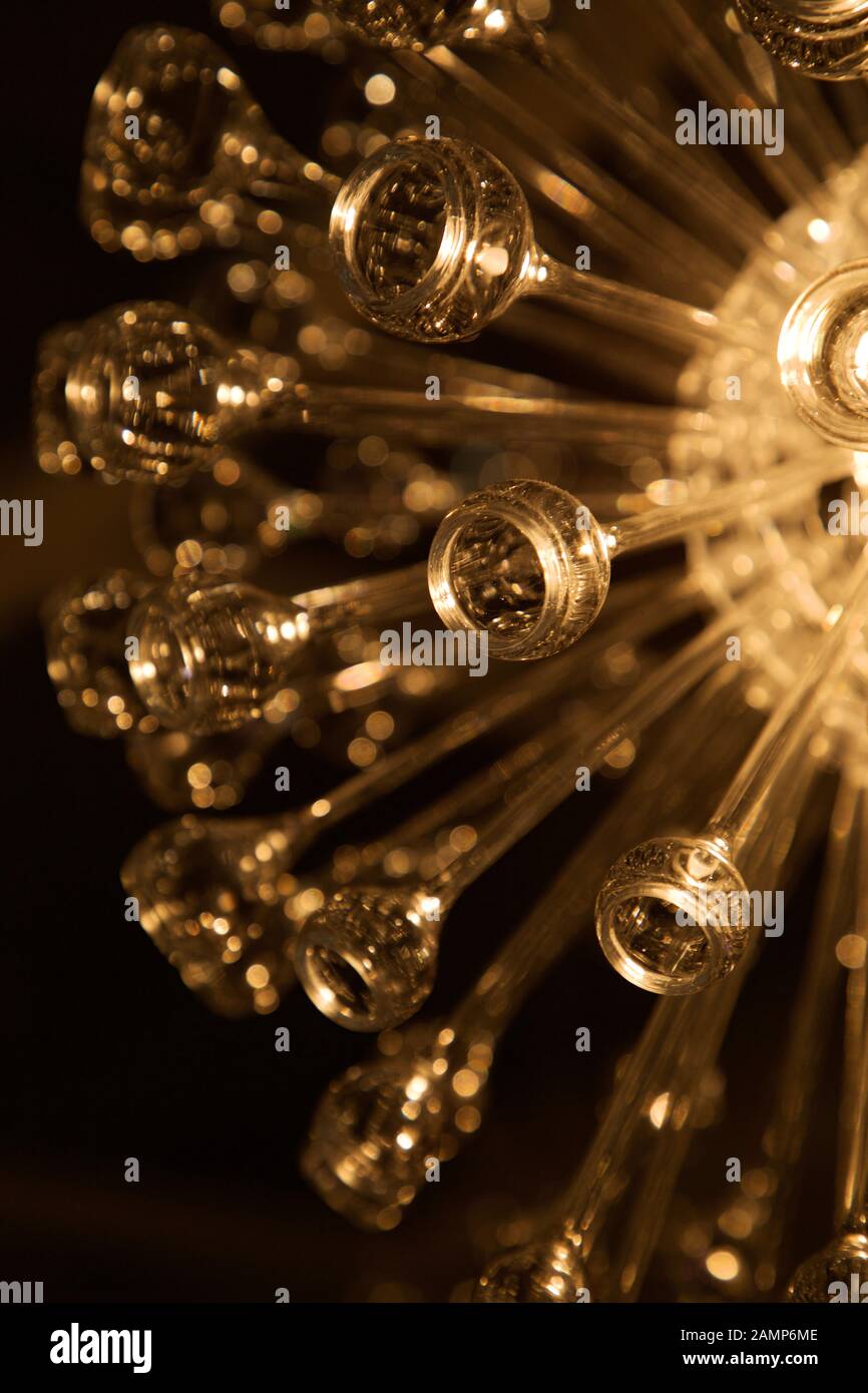 Luminaire en verre tubulaire abstrait. Banque D'Images