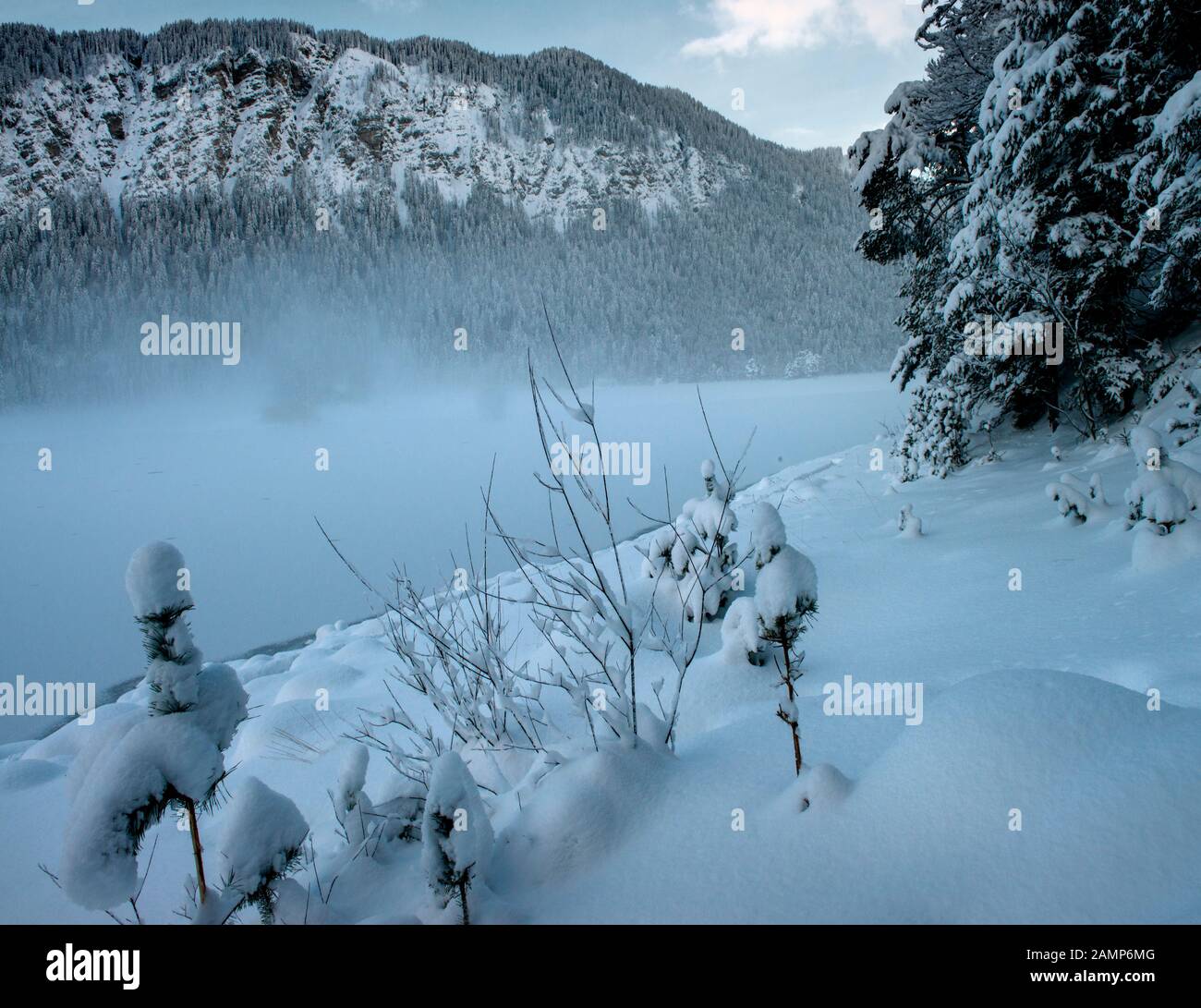 Eibsee couvertes de neige et Zugspitze en parfaite lumière Banque D'Images