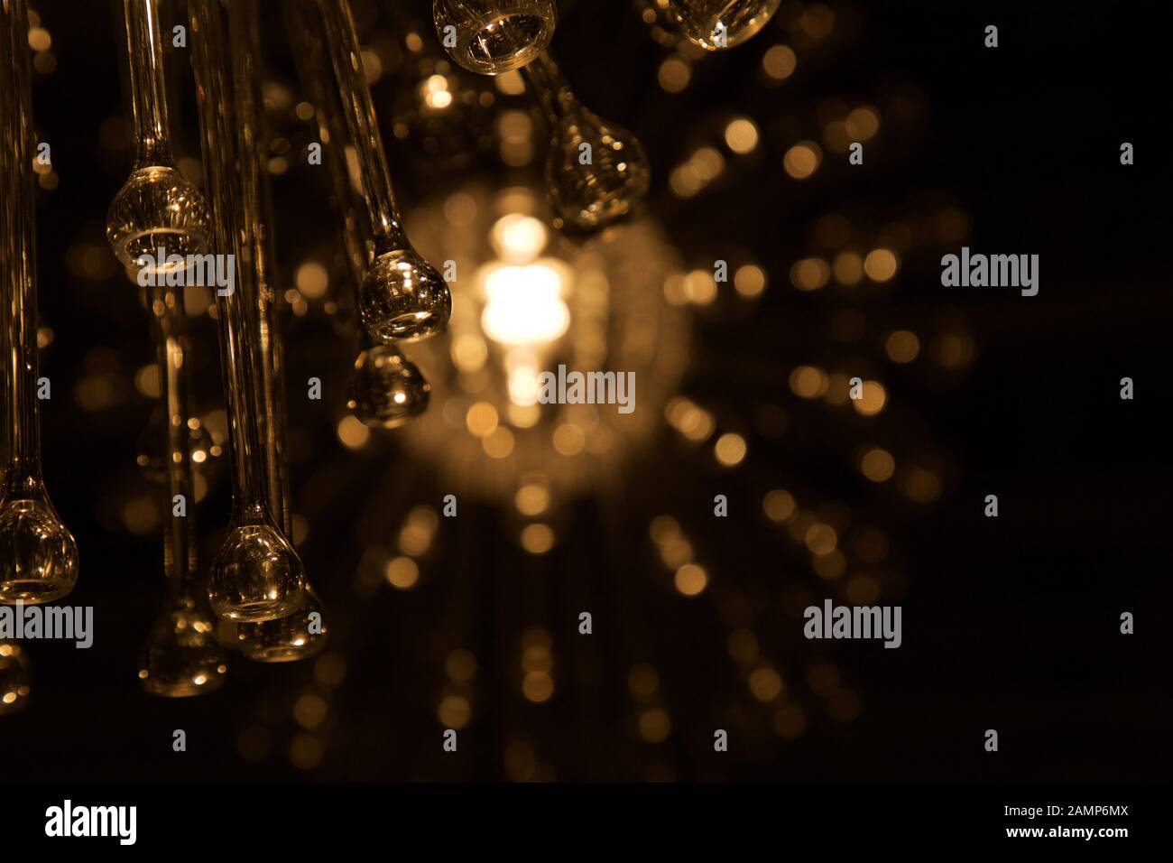 Luminaire en verre tubulaire abstrait. Banque D'Images