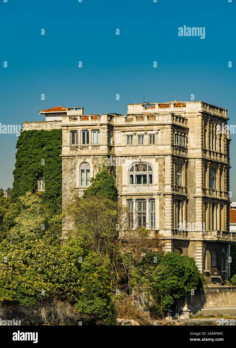 Zeki Pasa Yalisi building à Istanbul, Turquie. Il s'agit d'un édifice baroque du 19ème siècle faite par l'architecte français Alexandre Vallaury pour Musir Zeki Pasha. Banque D'Images