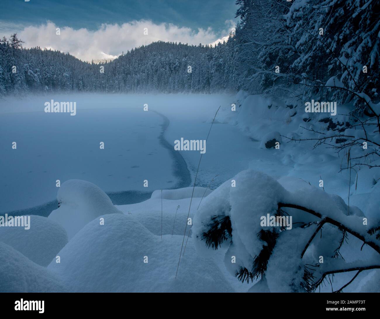 Eibsee couvertes de neige et Zugspitze en parfaite lumière Banque D'Images