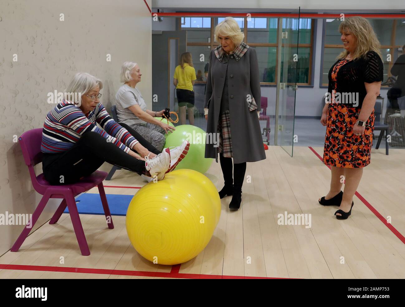 La duchesse de Cornwall (connue sous le nom de duchesse de Rothesay en Ecosse) avec Pam Jamieson (à droite) parle aux utilisateurs de l'installation lors d'une visite à Banchory Sports Village sur Royal Deeside où elle a officiellement ouvert le centre. Banque D'Images