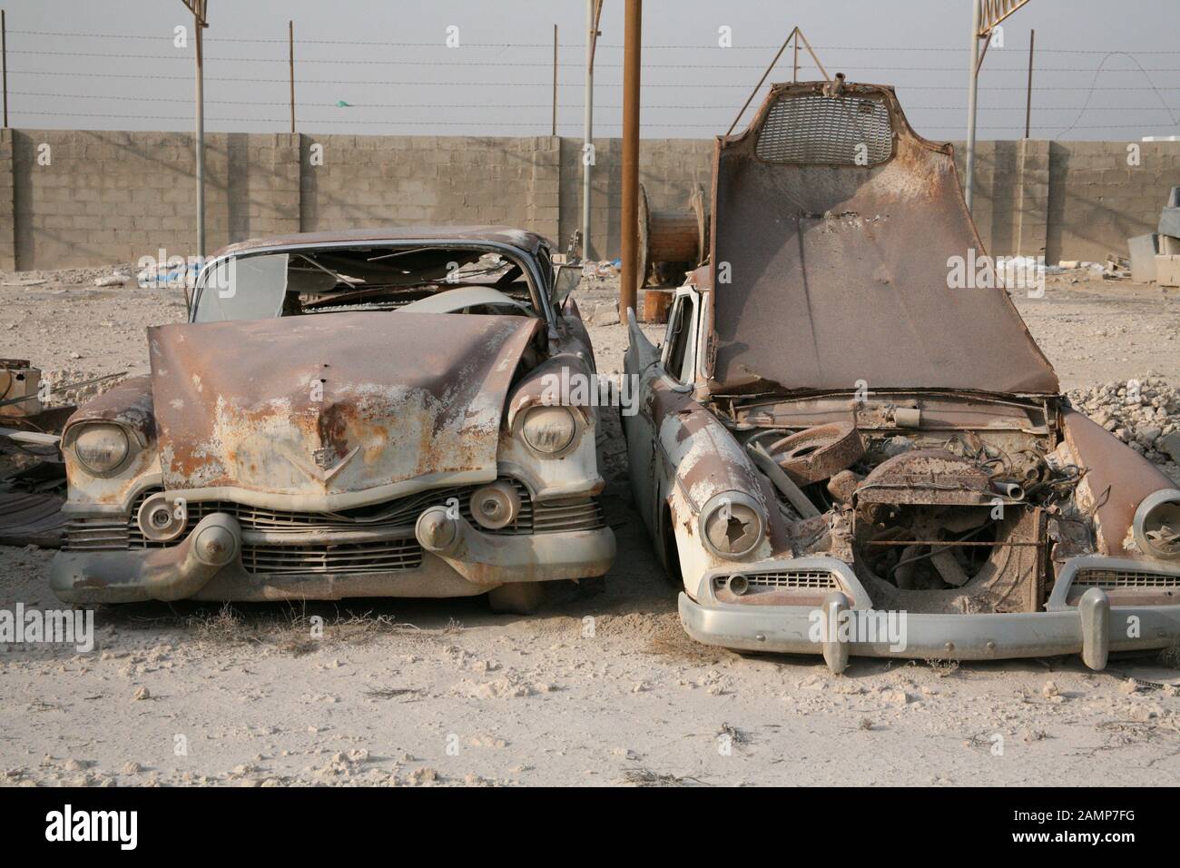 de vieilles voitures sont laissées dans le désert Banque D'Images
