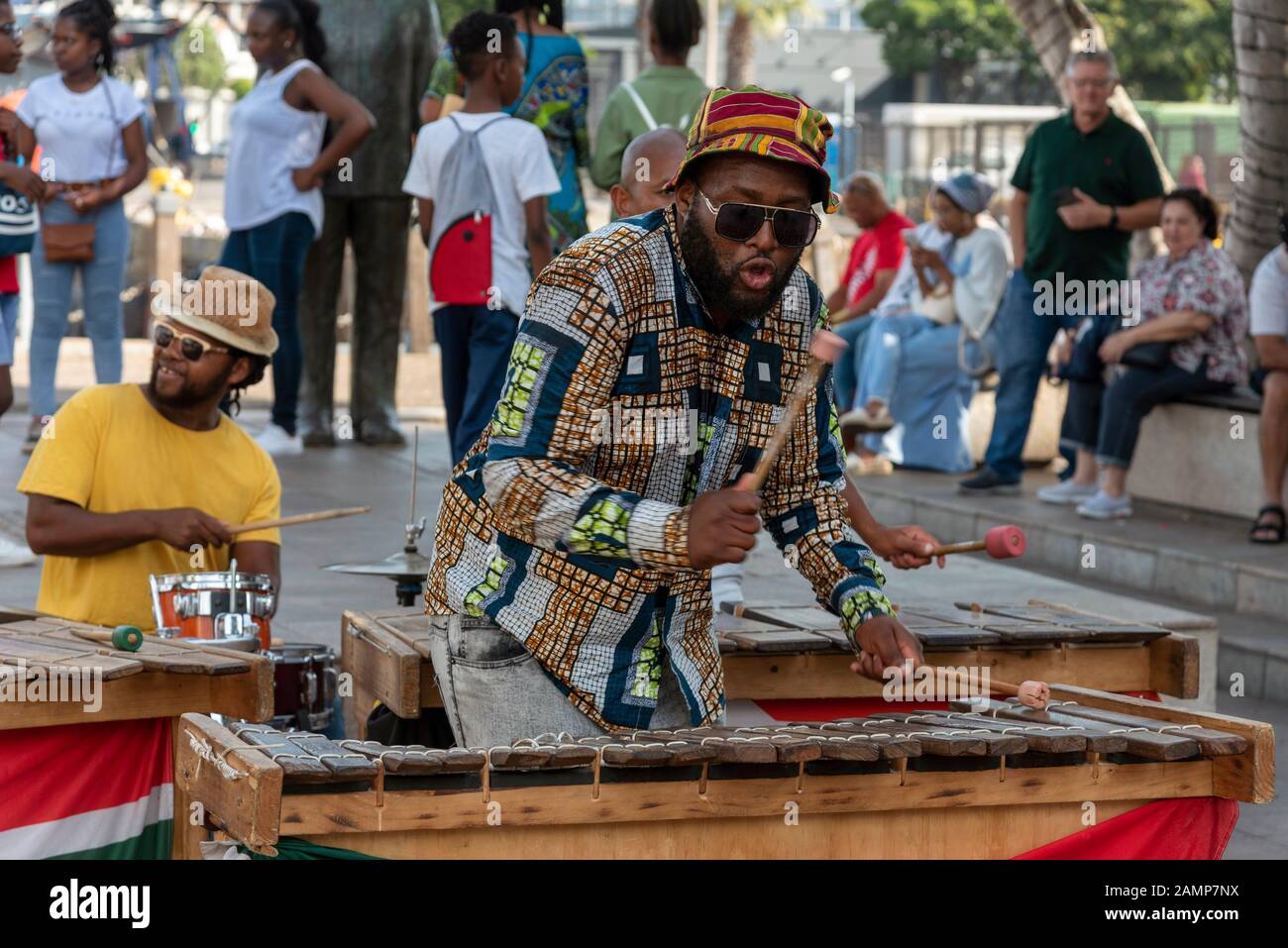 Le Cap, Afrique Du Sud. Décembre 2019. Le musicien de rue dans des vêtements colorés joue du xylophone sur le secteur riverain du centre du Cap. Banque D'Images