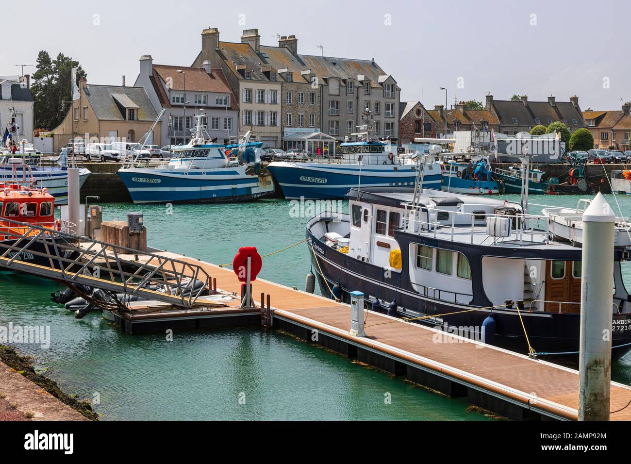Bateaux de pêche port st vaast Banque de photographies et d’images à ...