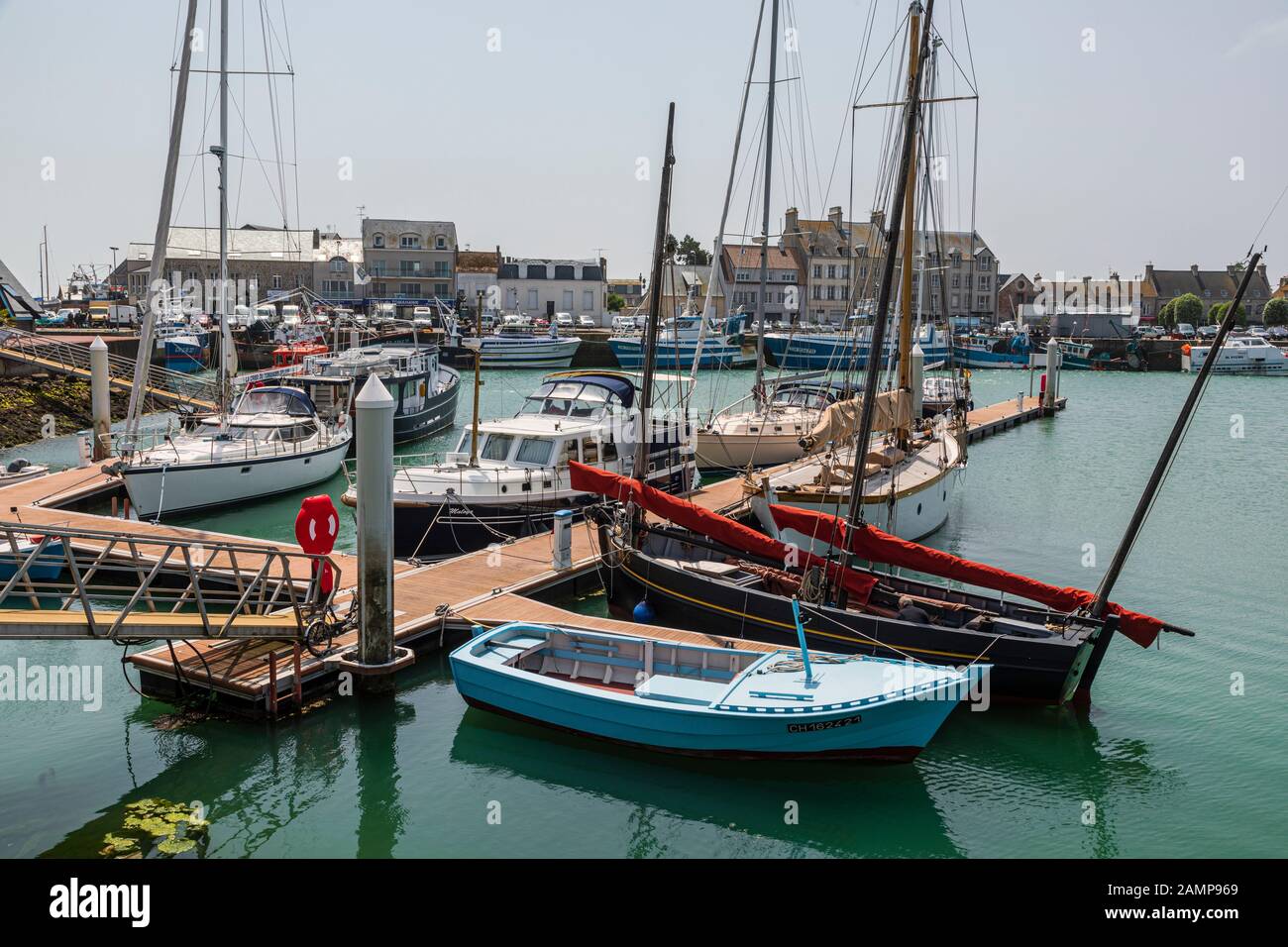 Bateaux de pêche port st vaast Banque de photographies et d’images à ...