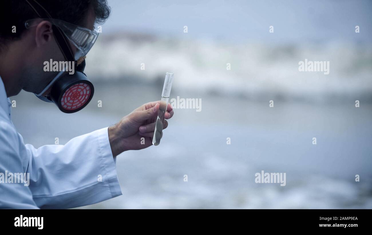 Gros plan de scientifique insatisfait de la qualité de l'eau, des problèmes environnementaux Banque D'Images