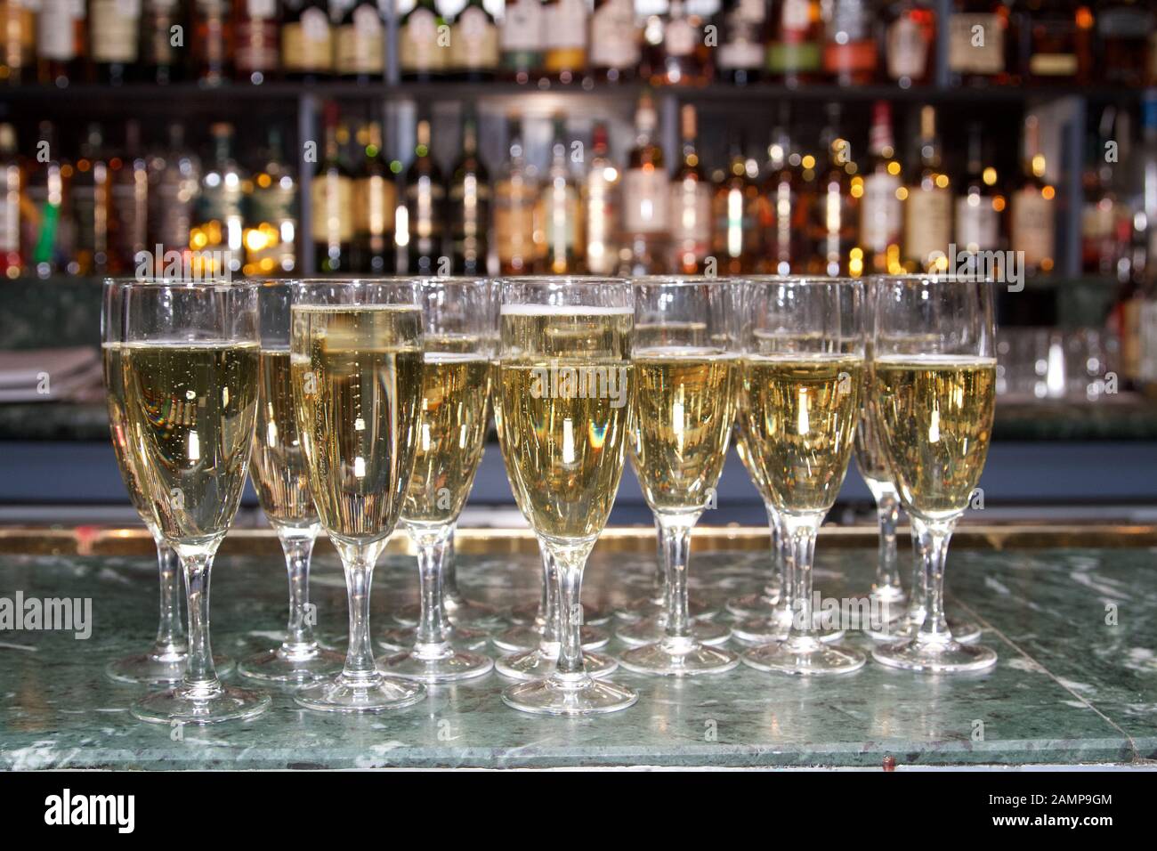 Verres de champagne sur un comptoir de bar ou restaurant. Banque D'Images