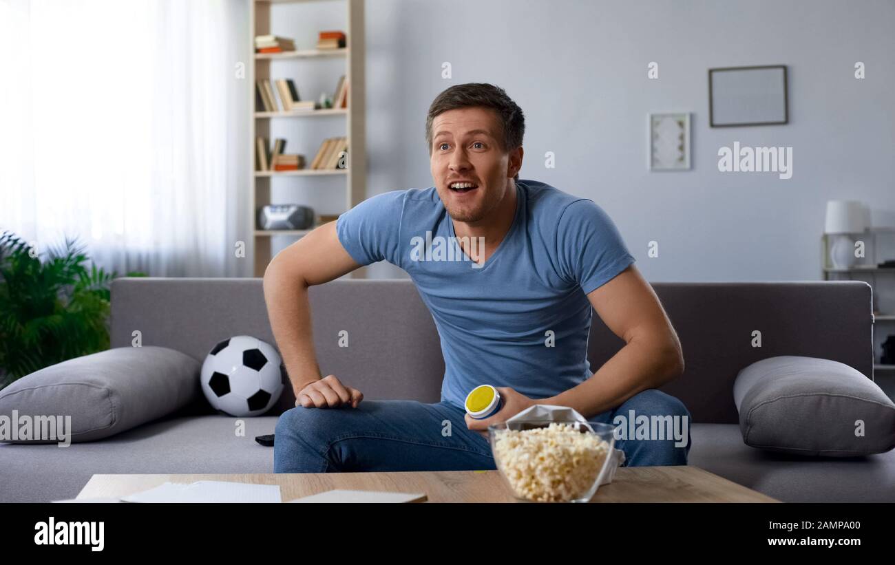 Supporter le football en regardant admirablement le jeu merveilleux des équipes de football fortes Banque D'Images