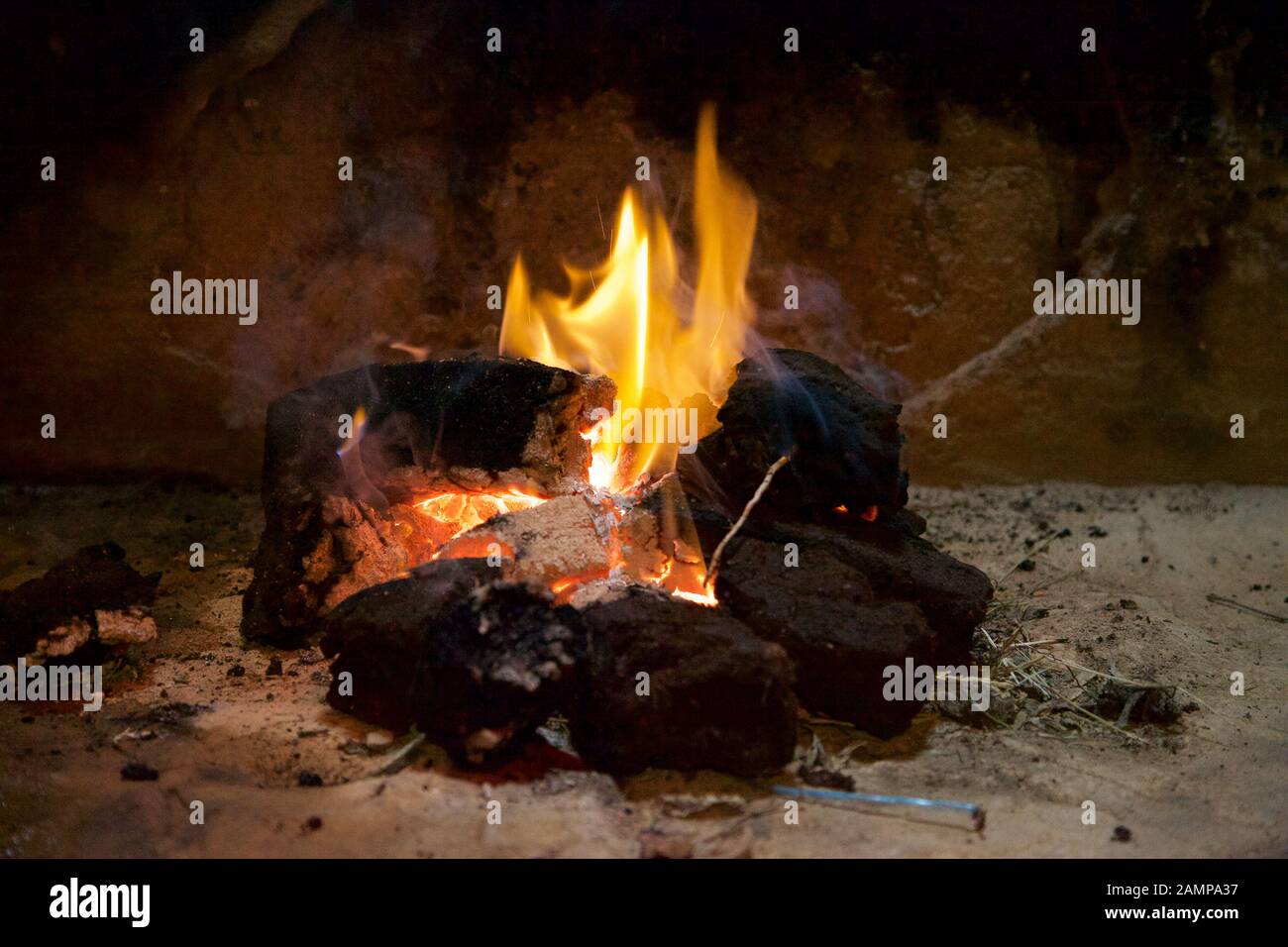 Un feu de tourbe tourbe traditionnelle. Banque D'Images