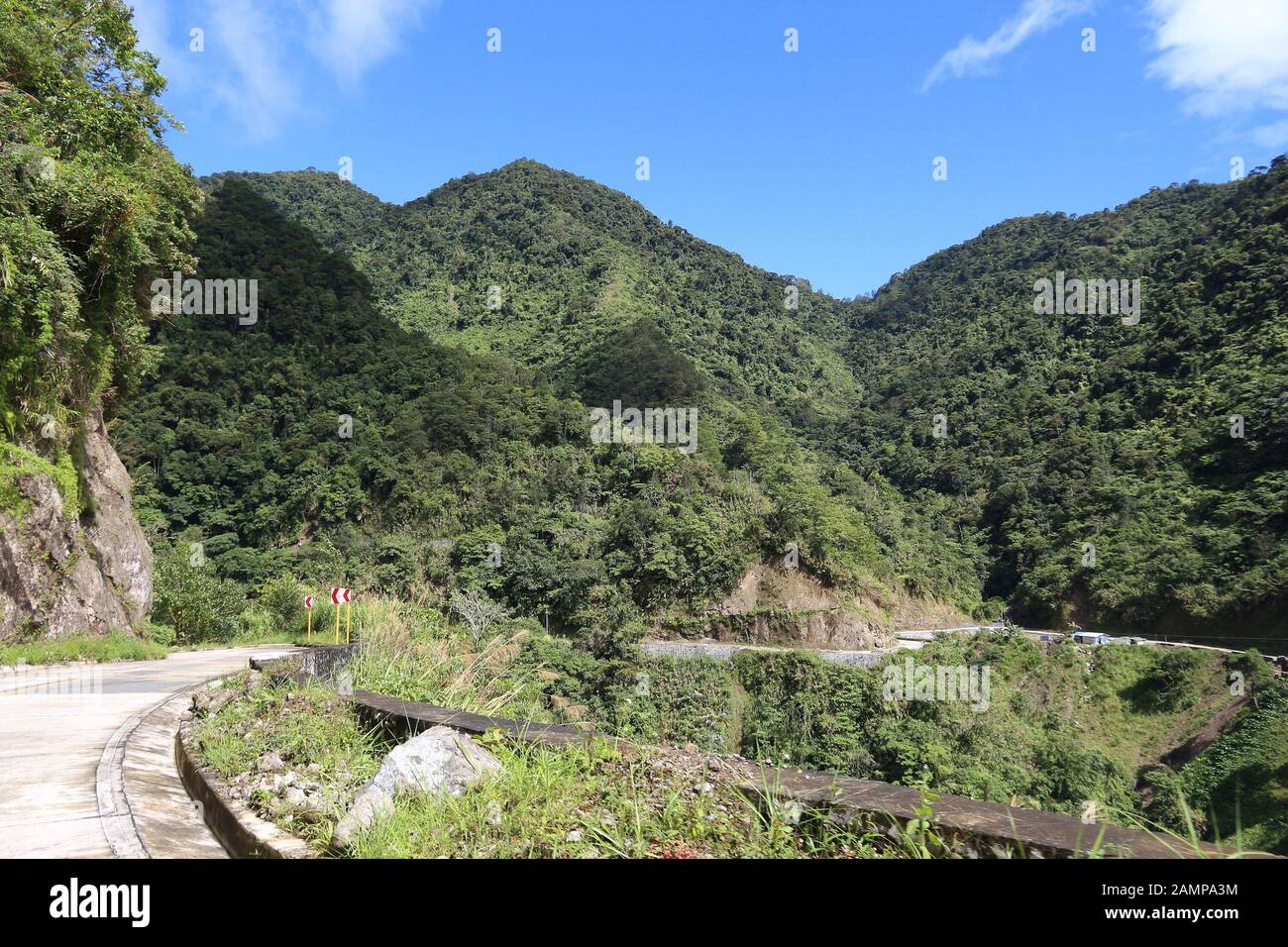Philippines paysage de montagne. Route sinueuse de la forêt tropicale dans les montagnes de Cordillera près de Batad. Banque D'Images