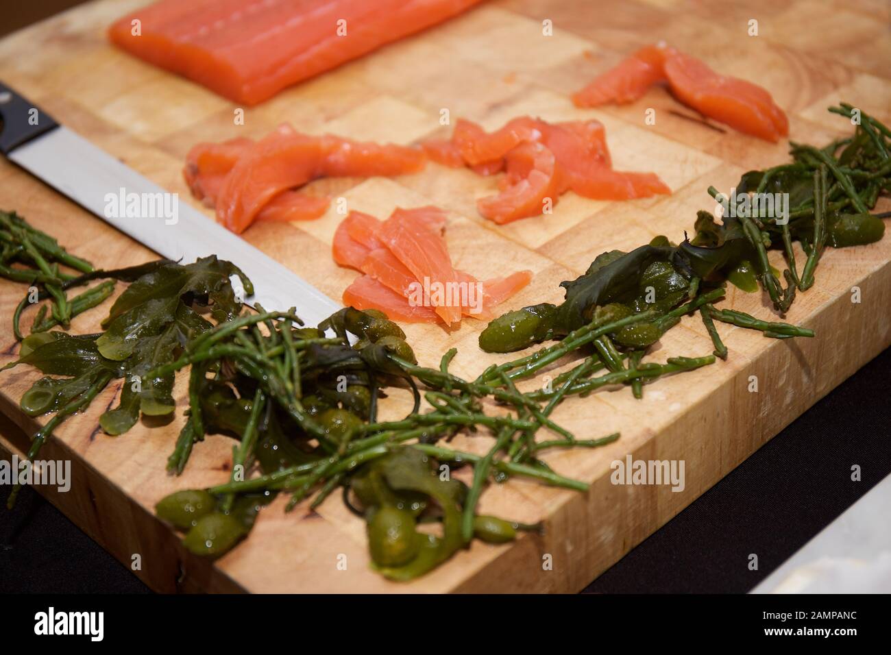 Tranches de saumon fumé sur une planche à découper en bois et blanc set de  table Photo Stock - Alamy