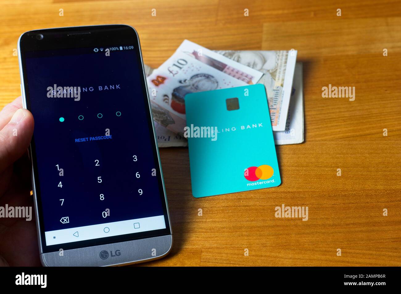 Carte de débit personnelle Starling Bank gérée par Mastercard et application pour téléphone portable. Banque D'Images