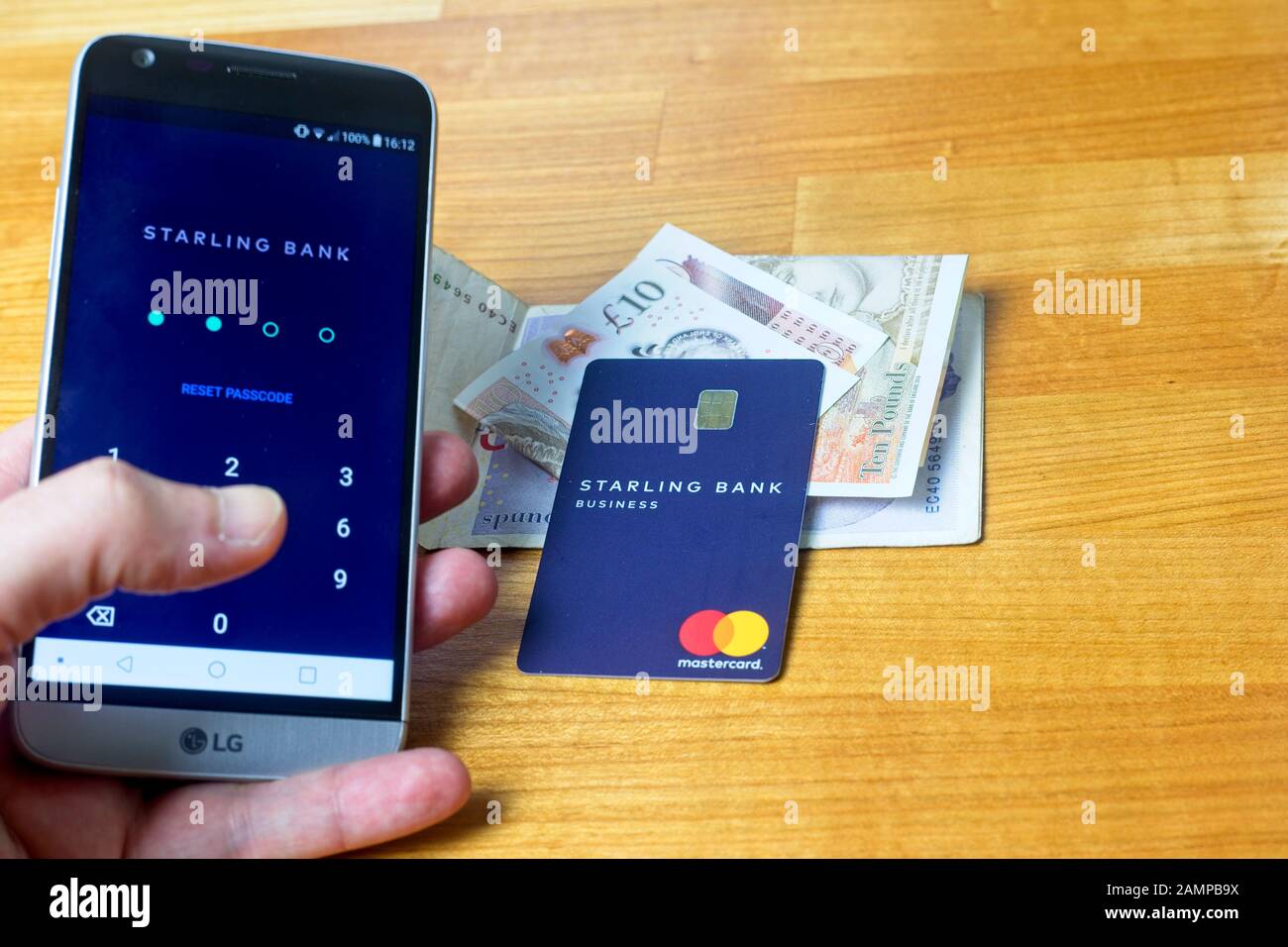 Carte de débit d'affaires Starling Bank gérée par Mastercard et application pour téléphone portable. Banque D'Images