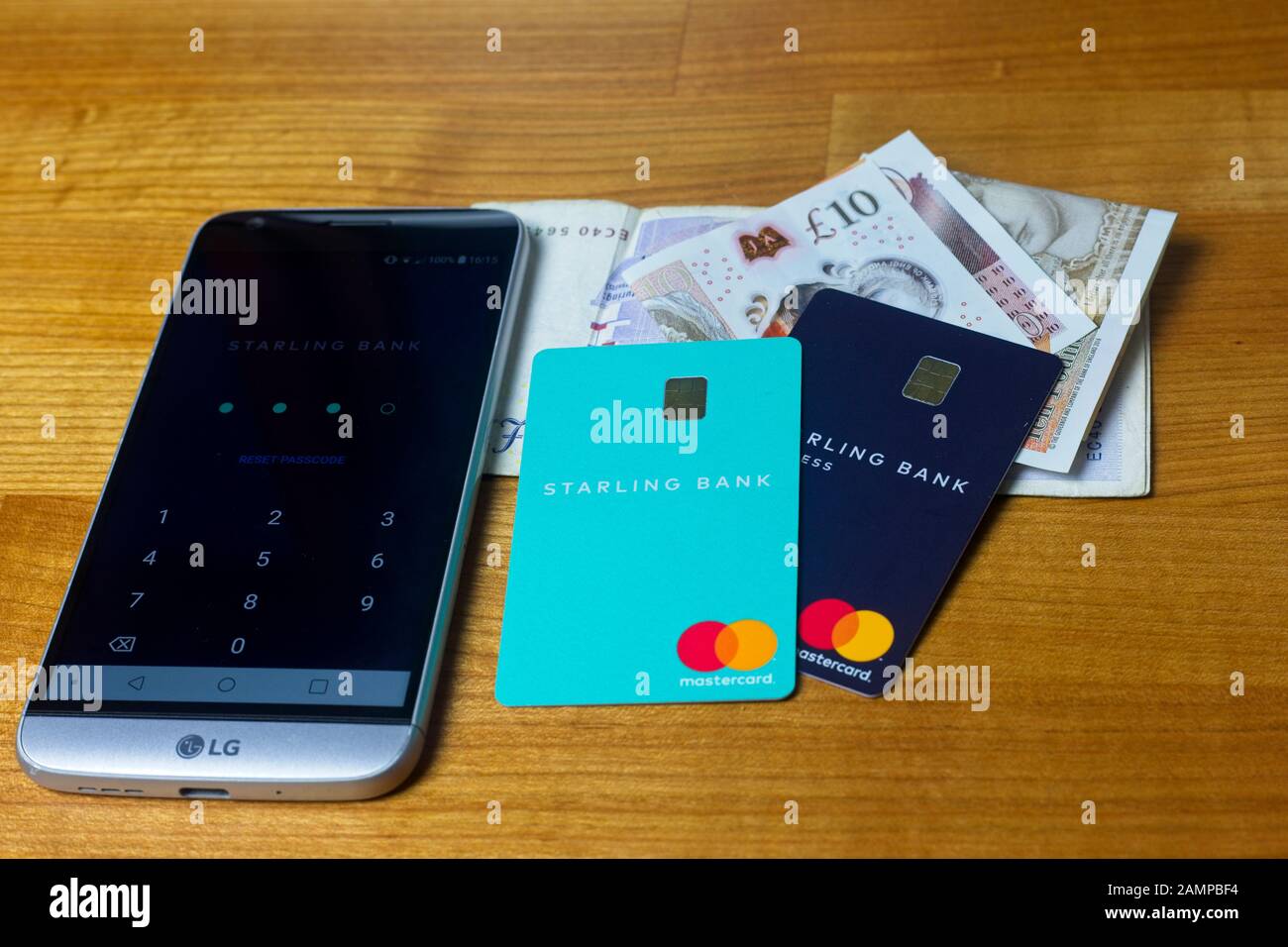 Cartes de débit personnelles et professionnelles Starling Bank gérées par Mastercard et application pour téléphone mobile Banque D'Images