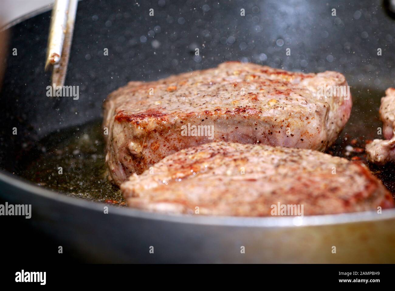 Cuisson du steak de bœuf au filet. Banque D'Images