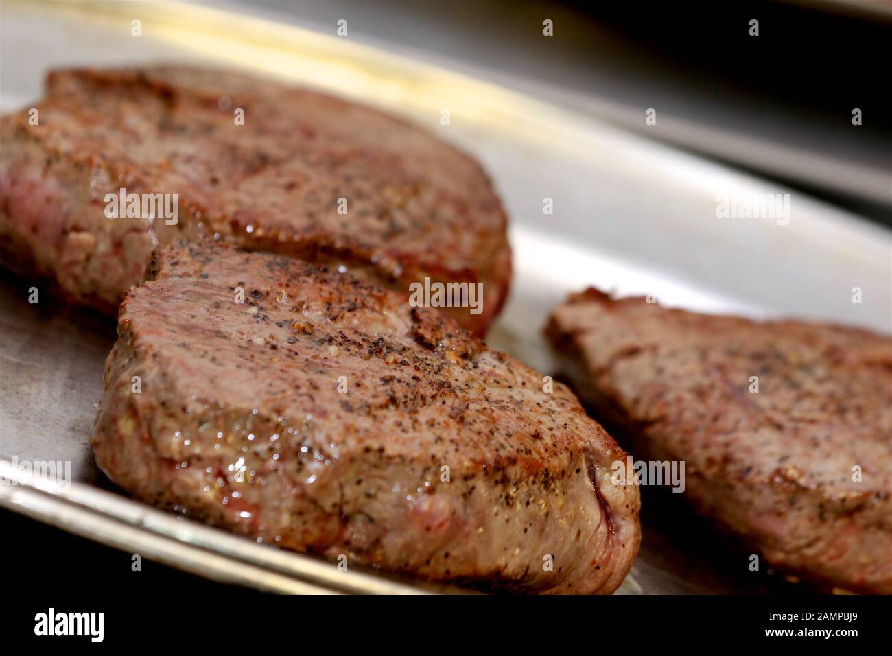 Cuisson du steak de bœuf au filet. Banque D'Images