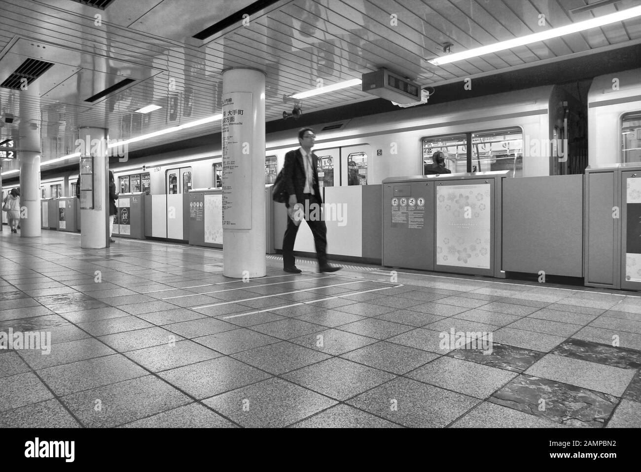 TOKYO, JAPON - 13 avril 2012 : la sortie de métro de Tokyo. Avec plus de 3,1 milliards de passagers annuels des manèges, métro de Tokyo est le plus achalandé worldwid Banque D'Images