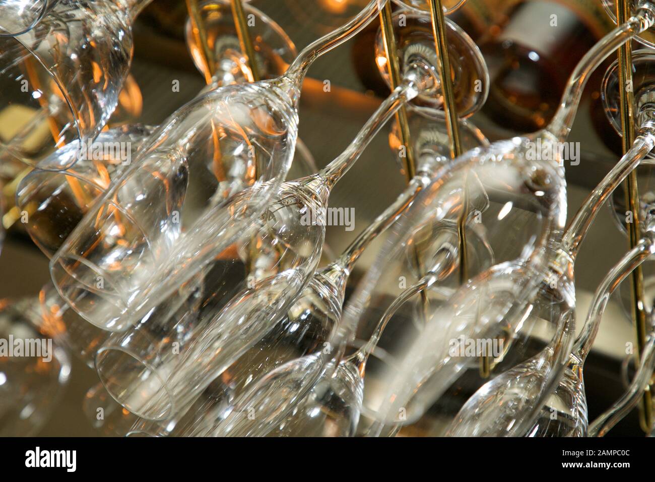 Les verres suspendus à un rack dans un bar ou restaurant. Banque D'Images