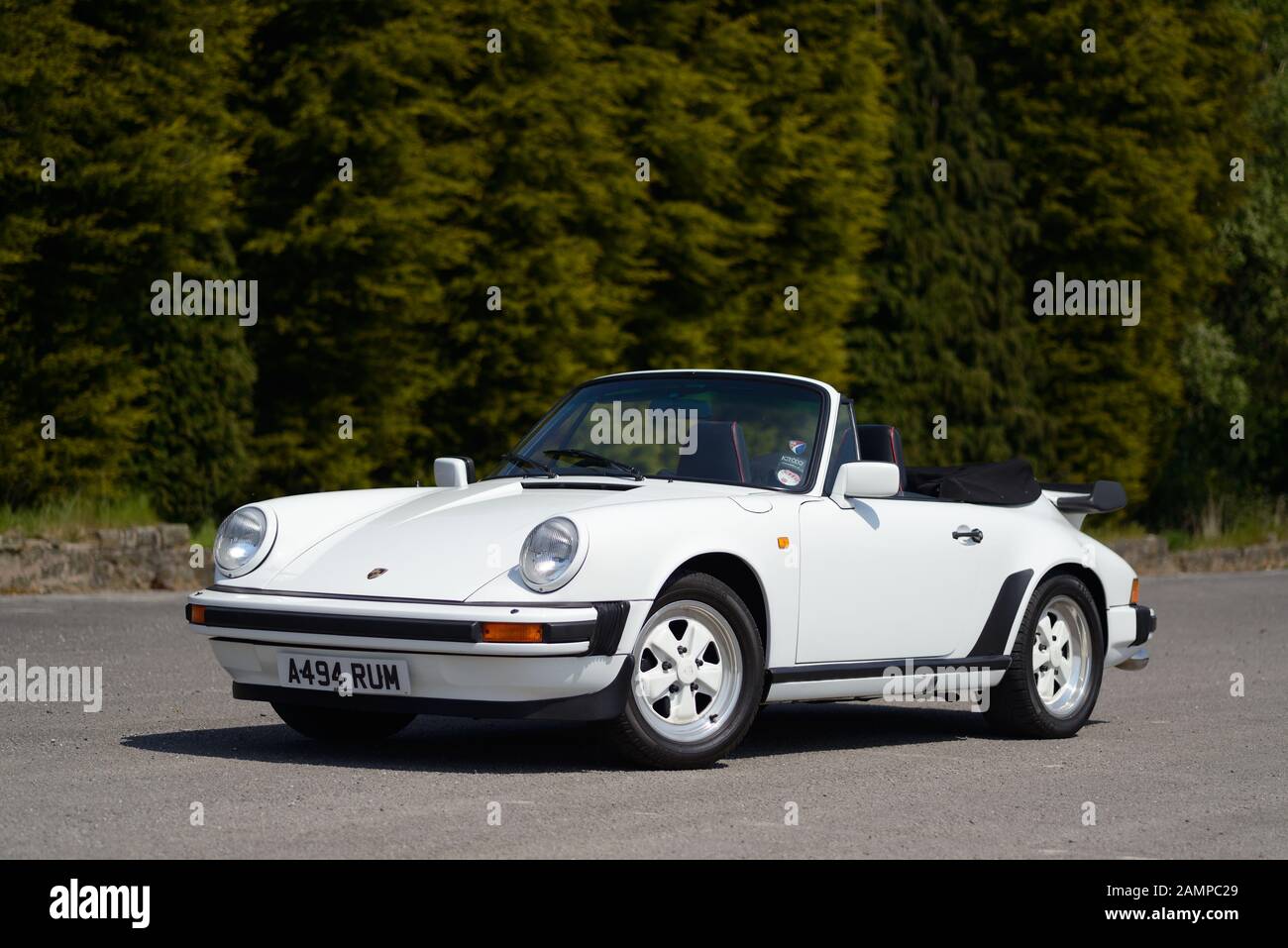 Années 80 Blanc Porsche 911 Cabriolet noir et rouge avec intérieur cuir et jantes en alliage de couleur Fuchs Banque D'Images