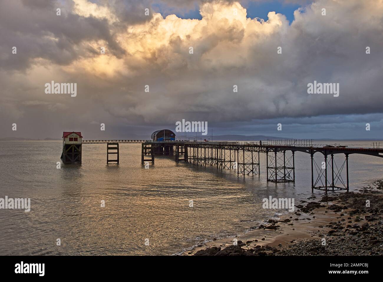 Mumbles Pier en hiver la lumière réfléchie Banque D'Images