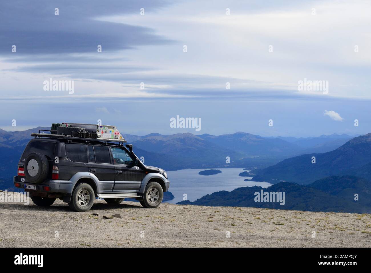 Véhicule tout-terrain sur le volcan Batea Mahuida, à l'arrière de Lago Alumine, près de Villa Pehuenia, province de Neuquen, Argentine Banque D'Images