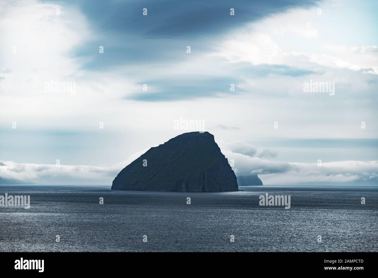 Vue spectaculaire sur l'île de Koltur dans l'océan Atlantique. Îles Féroé, Danemark. Photographie de paysage Banque D'Images