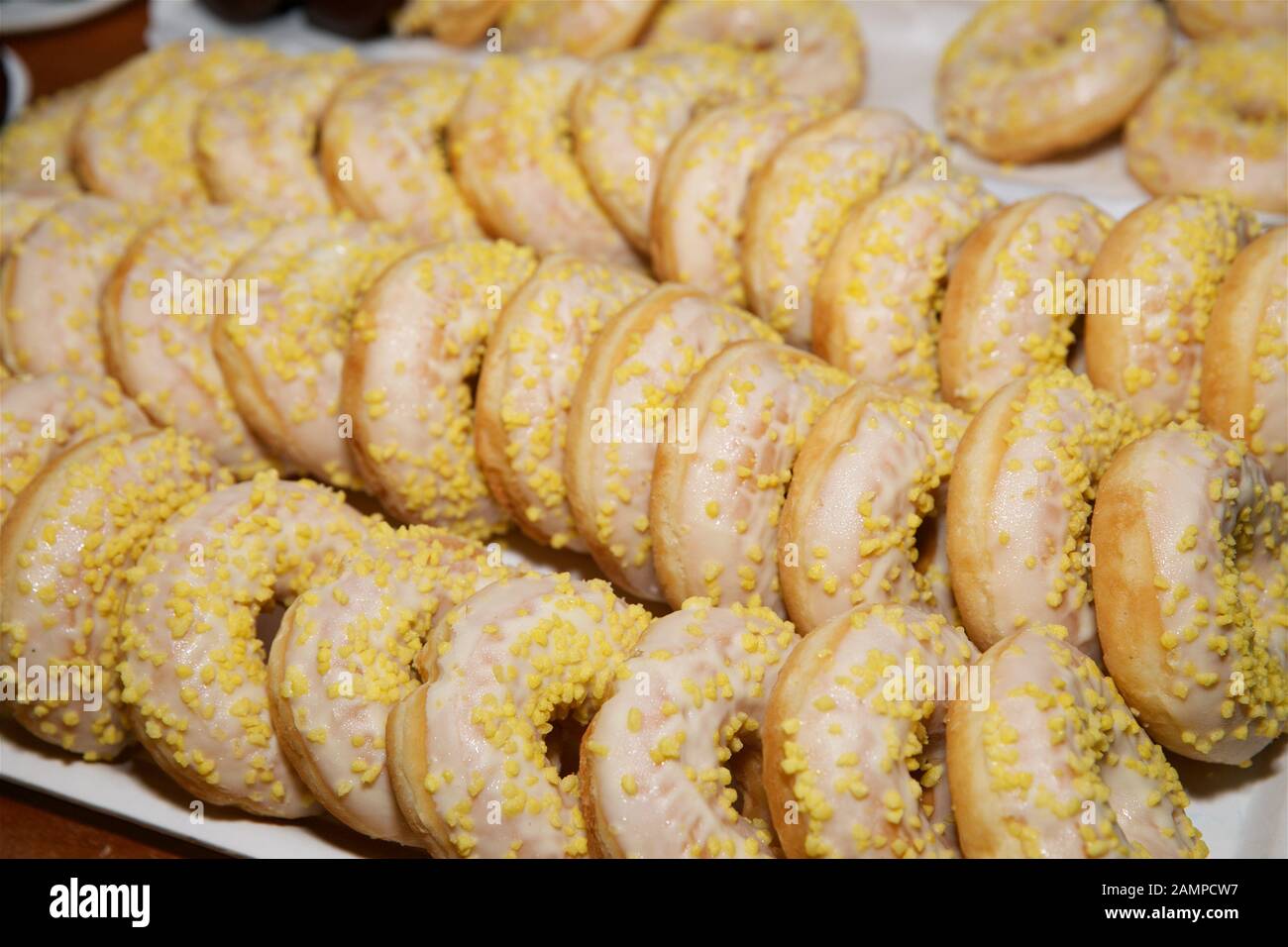 Collection de beignets en rangées. Banque D'Images