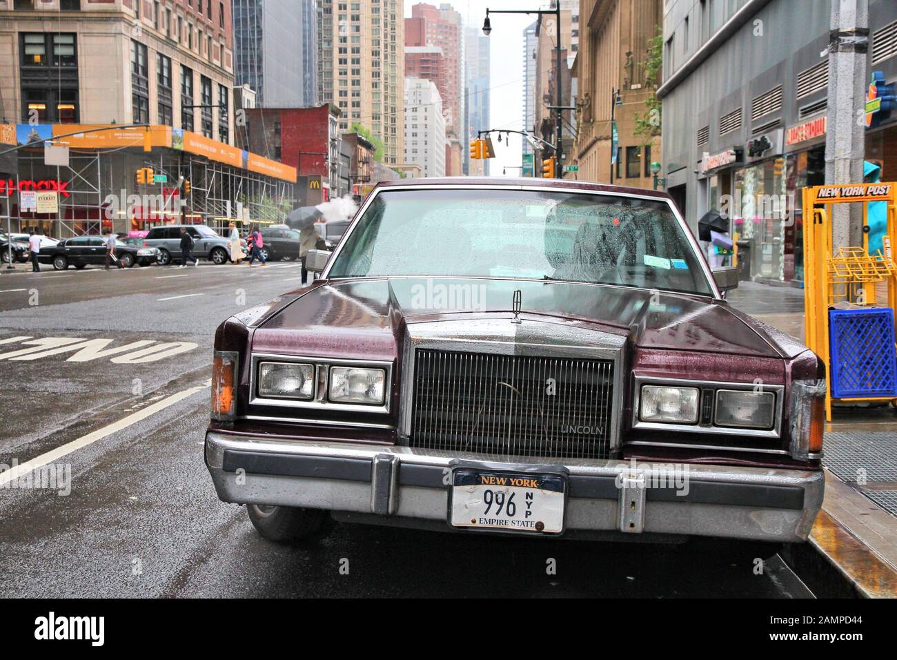 NEW YORK, États-Unis - 10 juin 2013 : Lincoln Vieille voiture garée à rainy 8e Avenue à New York. Lincoln Motor Company fait partie de la société Ford et Banque D'Images