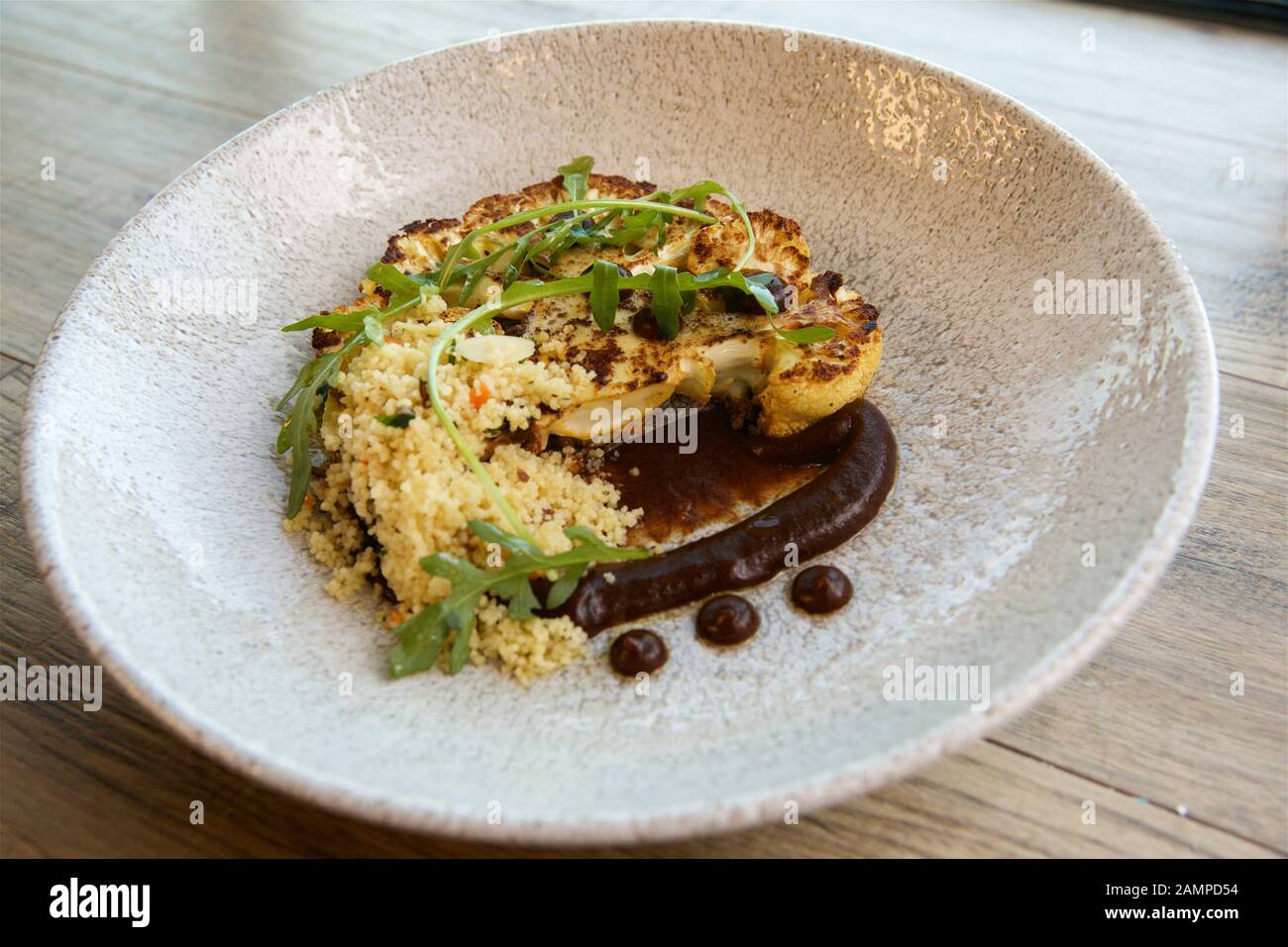 Plat végétarien de restaurant de chou-fleur grillé avec couscous. Banque D'Images