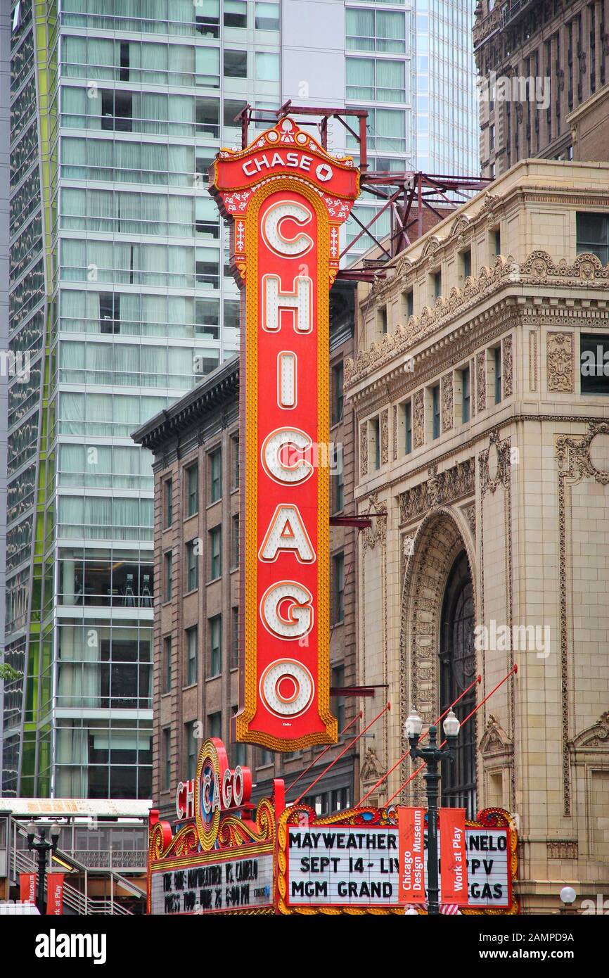 Chicago, États-Unis - 26 JUIN 2013 : panneau du Chicago Theatre. Le Chicago Theatre a été fondé en 1921 et est un site enregistré de Chicago. Banque D'Images