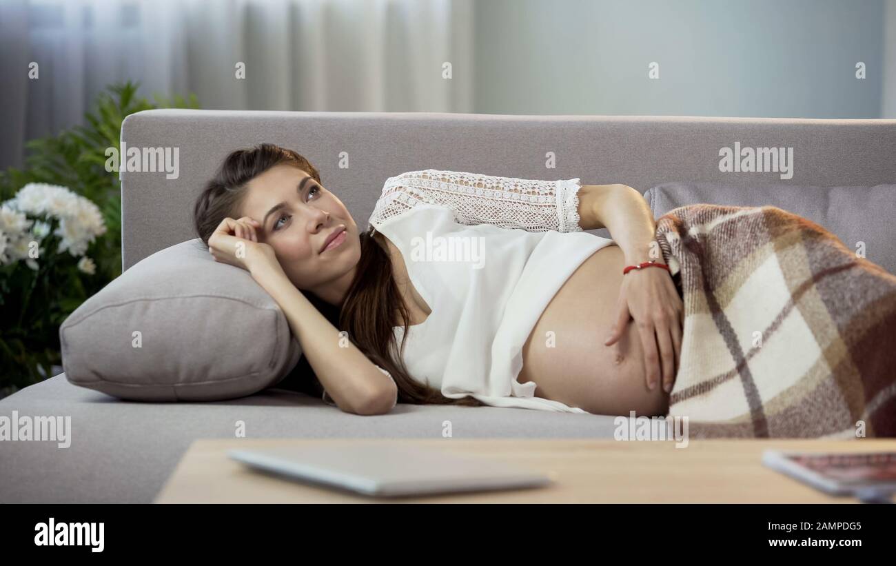 La mère-à-être frottant doucement son estomac sentiment bébé à l'intérieur, anticipation Banque D'Images