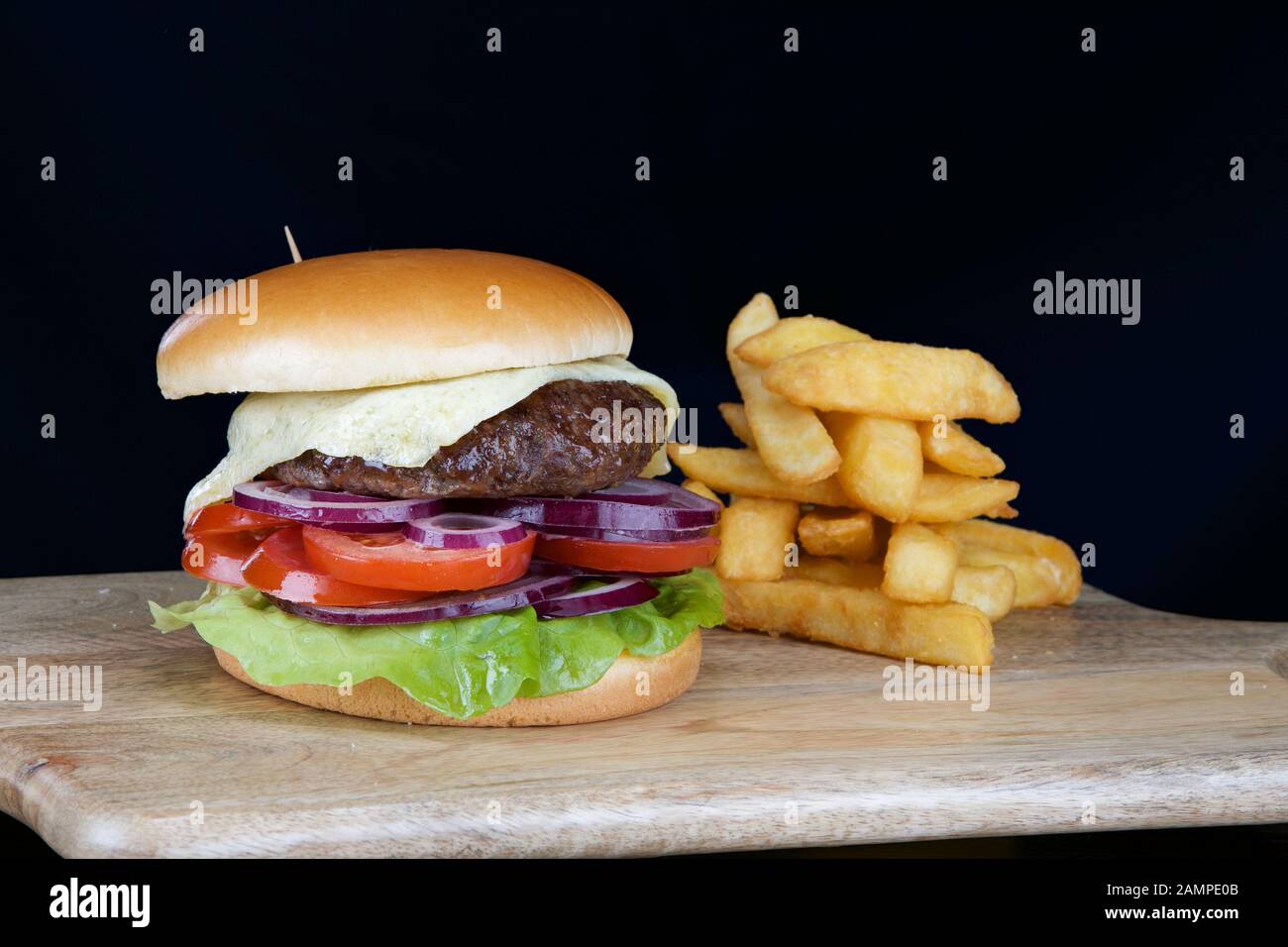 Gros plan d'un hamburger délicieux servi avec des frites croustillantes. Banque D'Images