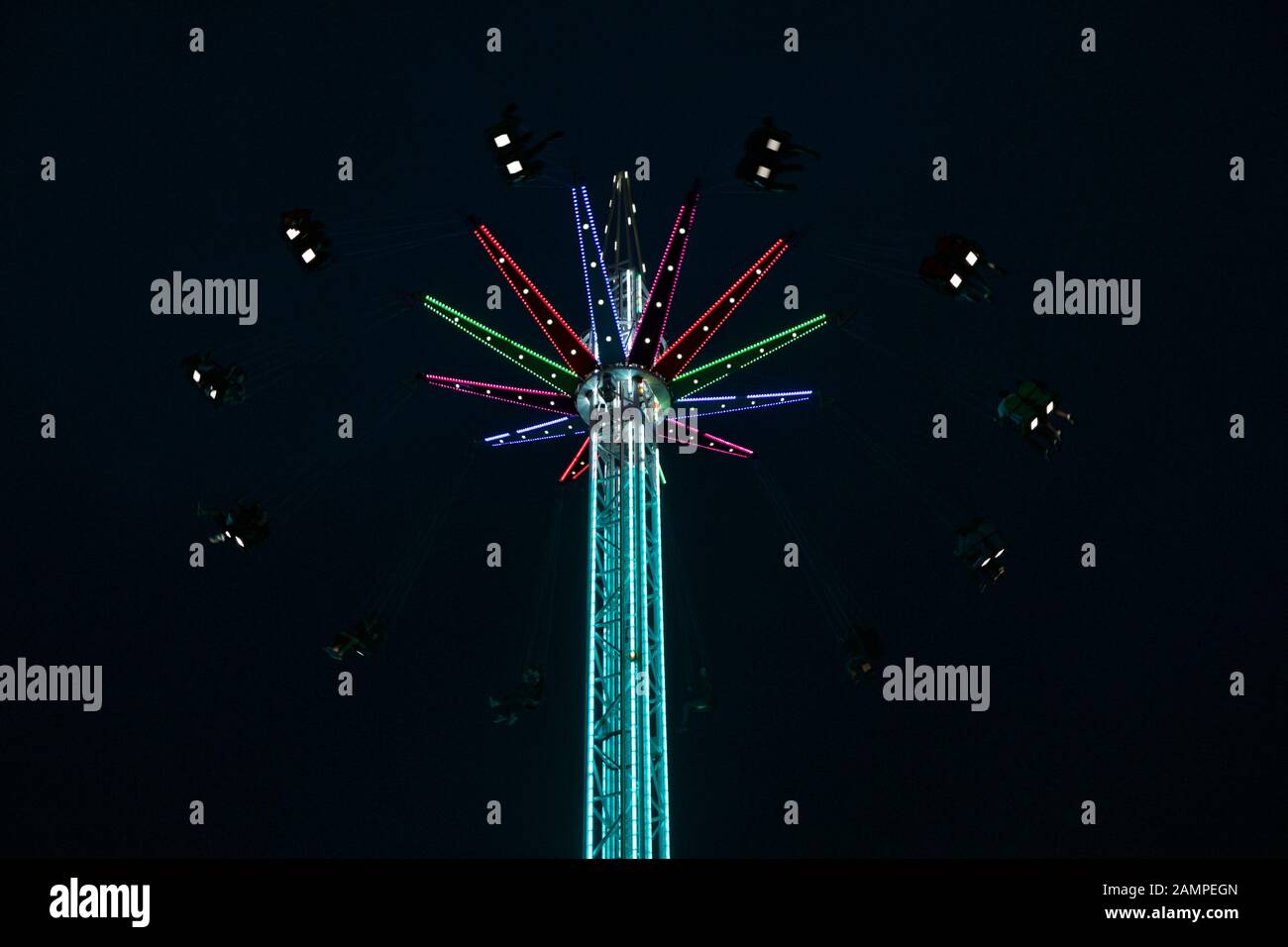 Parc d'attractions, grande balancer la nuit. Banque D'Images