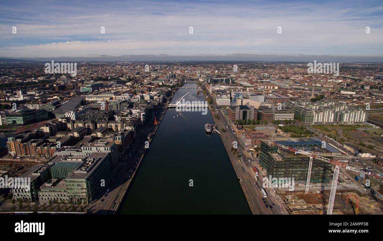 Drone aérien vue du pont Samuel Beckett et la rivière Liffey à Dublin, Irlande. Banque D'Images