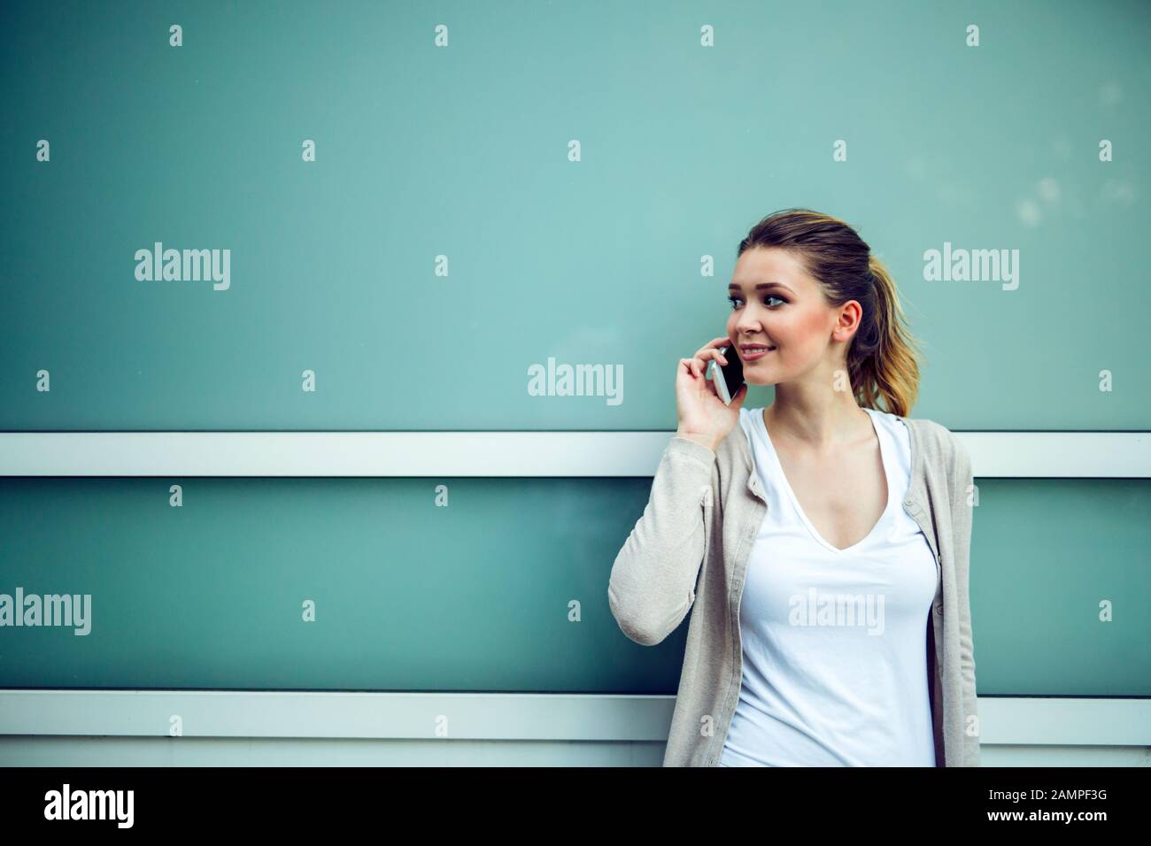 Femme réussie ou un entrepreneur talking on cellphone en marchant à l'extérieur. Banque D'Images