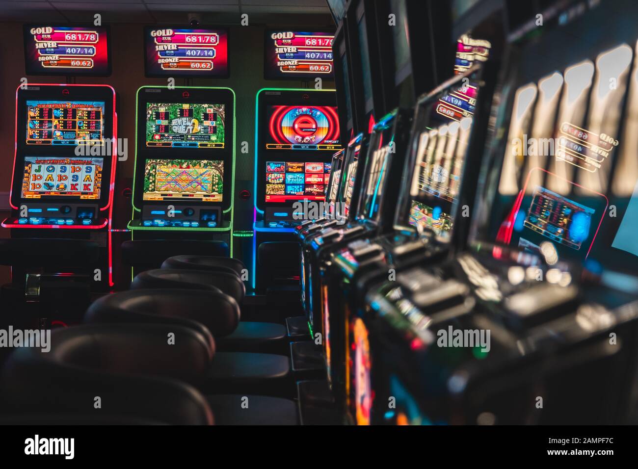 Les machines à sous dans un casino. Banque D'Images