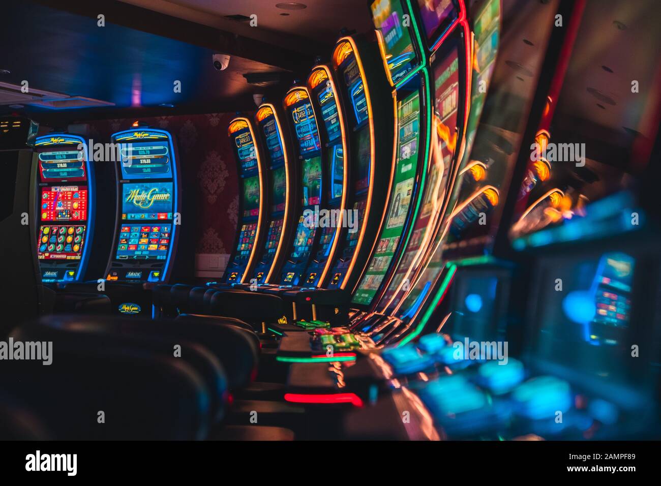 Les machines à sous dans un casino. Banque D'Images