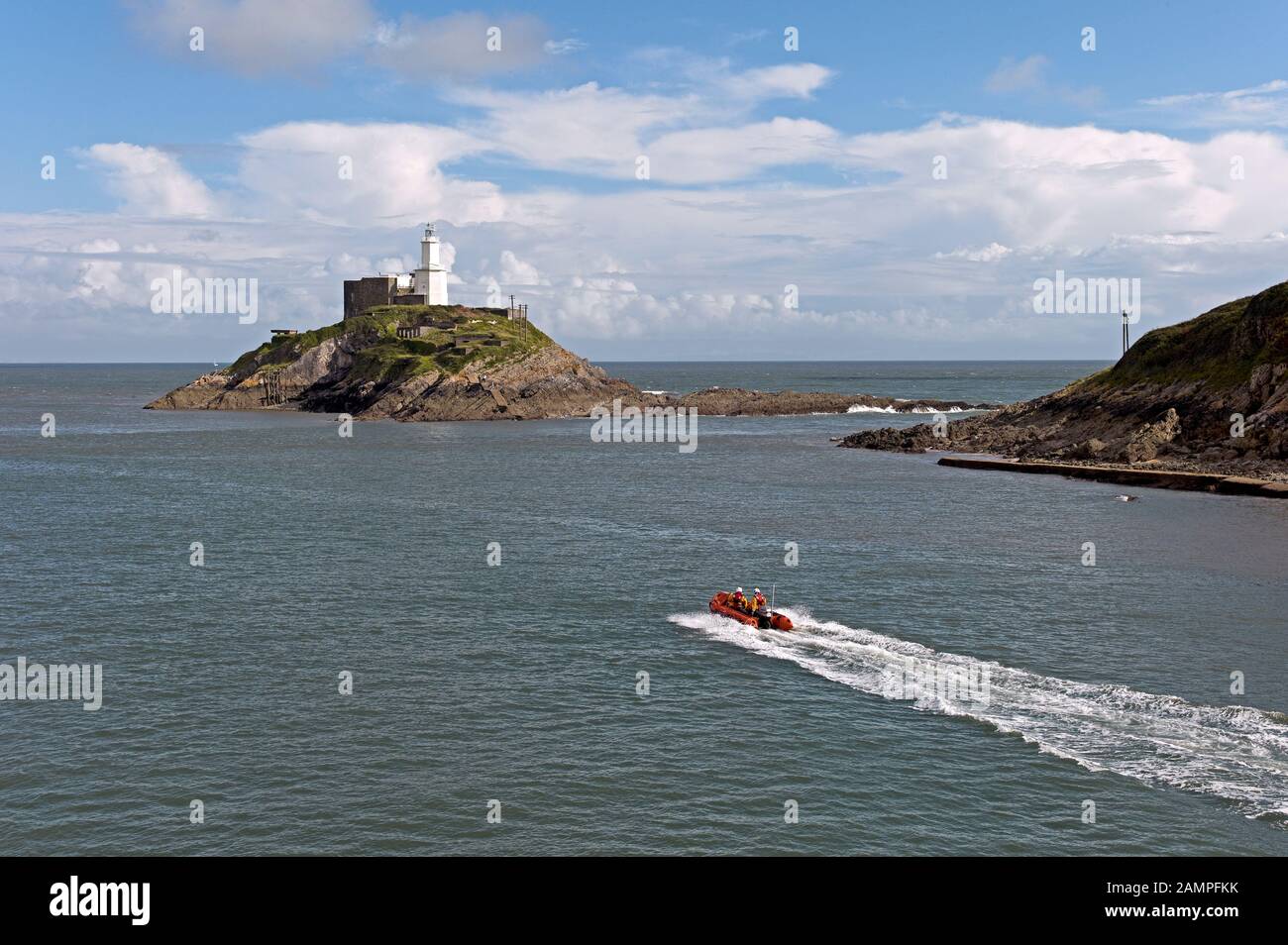 ... La chaussée de sauvetage Mumbles inondations à marée haute, donc si vous avez votre temps de marche mal, comme ces gens, l'embarcation de pêche côtière Mumbles est le chemin du retour. Banque D'Images