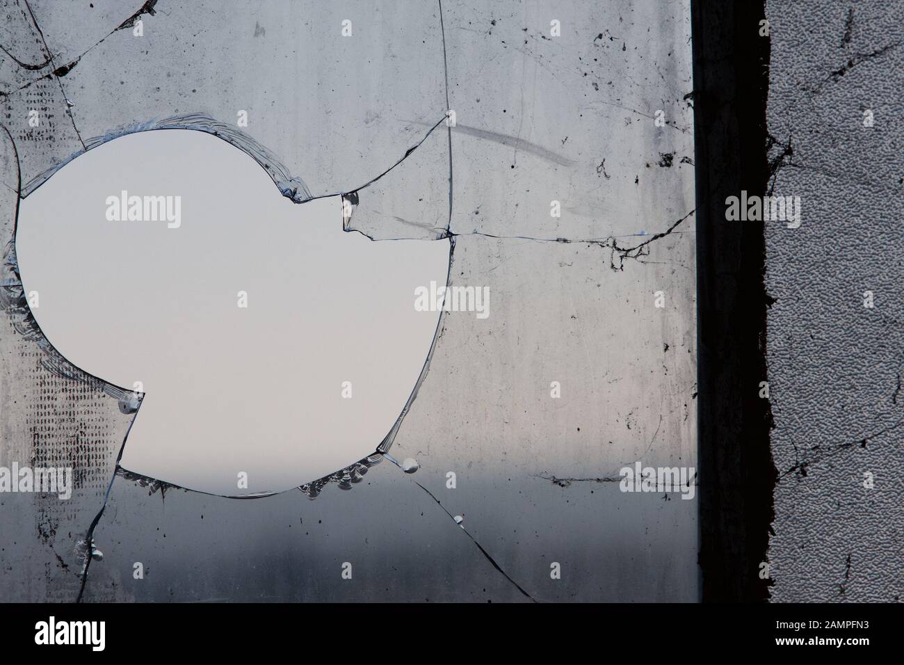 Texture de fond en verre fissuré sale. Banque D'Images