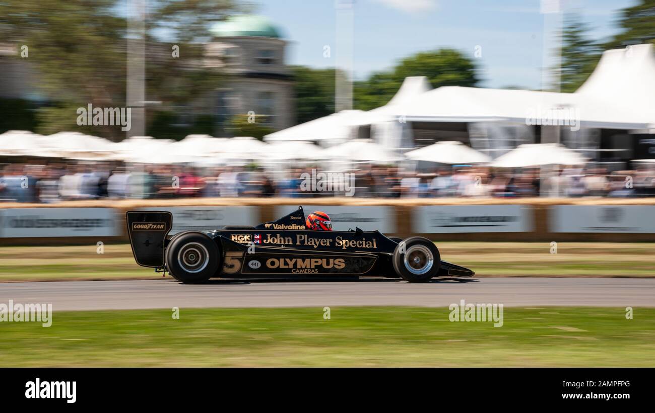 Ronnie Peterson JPS Lotus Type 79 en montant la colline au Goodwood Festival of Speed 2019 Banque D'Images