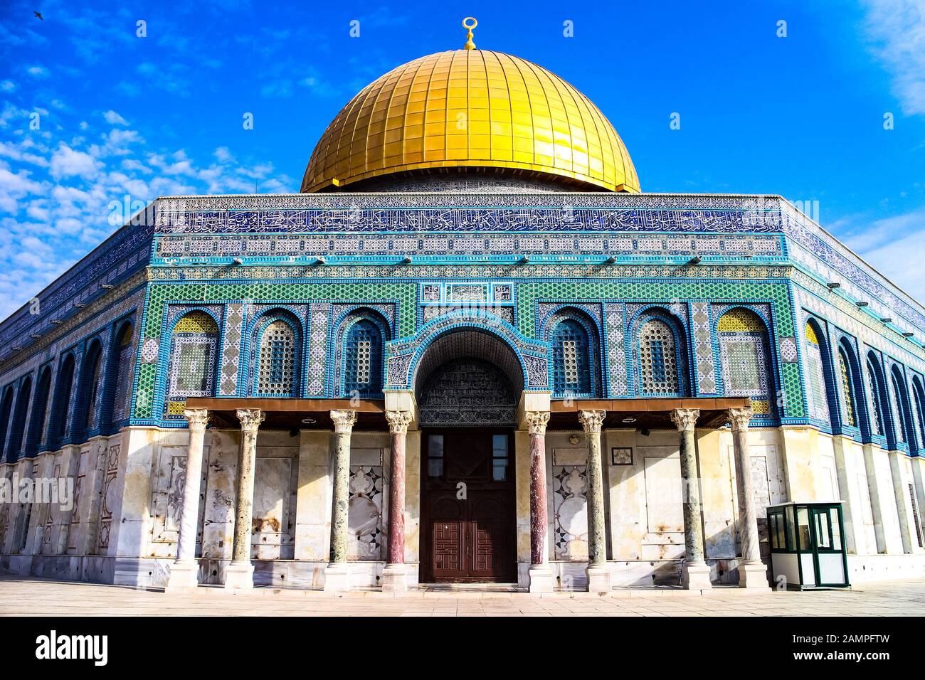 Vue frontale du Dôme du rocher avec ses mosaïques colorées sur une journée ensoleillée avec un ciel bleu. Mont du Temple, le vieux Jérusalem, Israël. Banque D'Images
