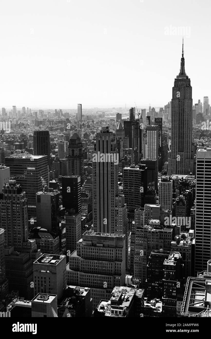 Un rendu noir et blanc d'une vue de Manhattan avec l'Empire State Building et gratte-ciel du centre de Manhattan. New York City, New York State, USA. Banque D'Images
