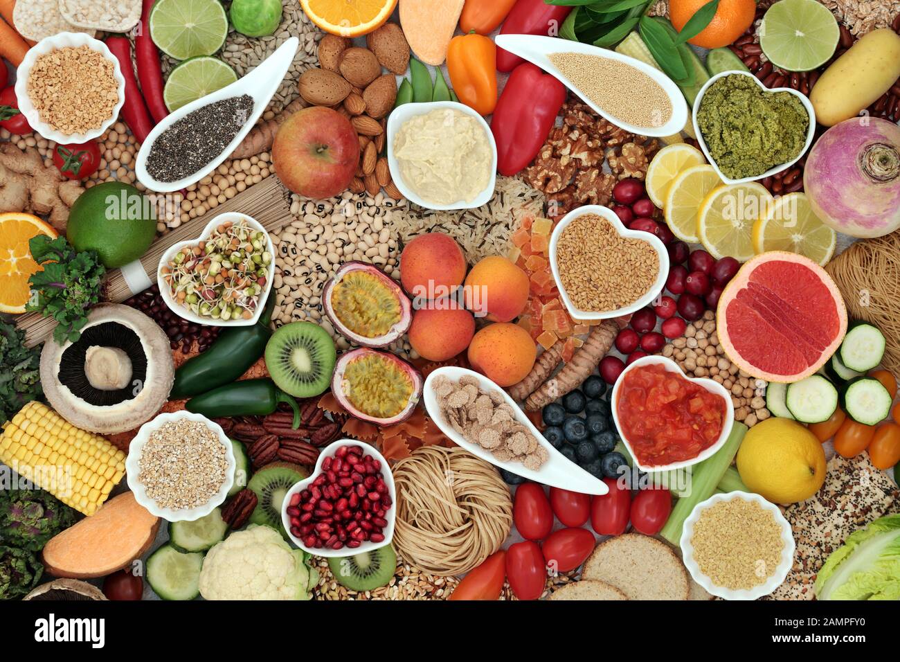 Régime alimentaire sain super vegan avec fruits, légumes, noix, épices, pâtes, sauces, d'épices et de céréales. Riche en protéines, vitamines, antioxydants et fibres. Banque D'Images