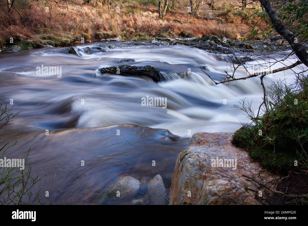 L'exposition lente tourné de rapids blancs de l'eau sur une rivière dans le comté de Wicklow, en Irlande. Banque D'Images