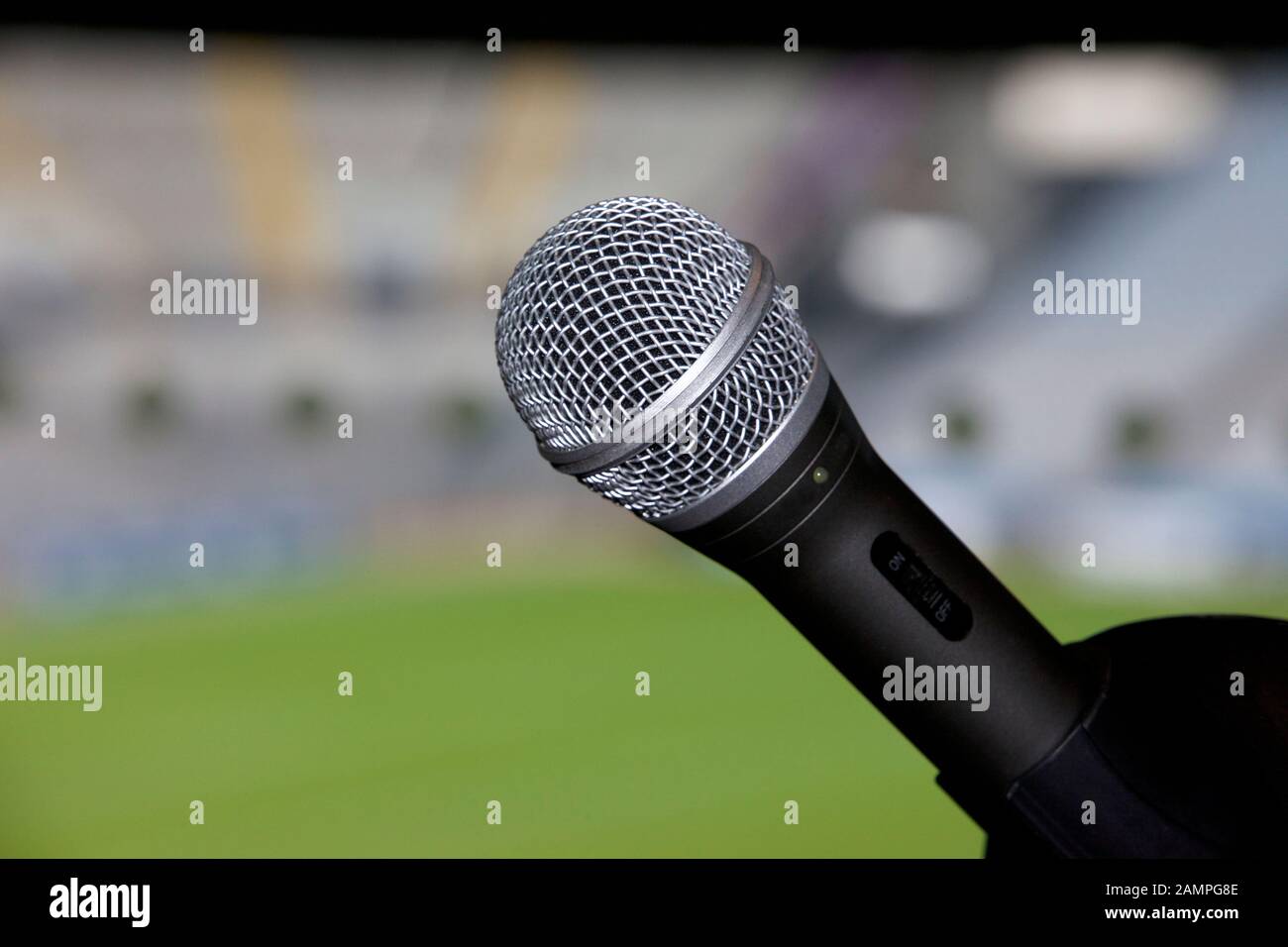 Gros plan d'un microphone et dans le commentaire fort d'une salle de sport. Banque D'Images